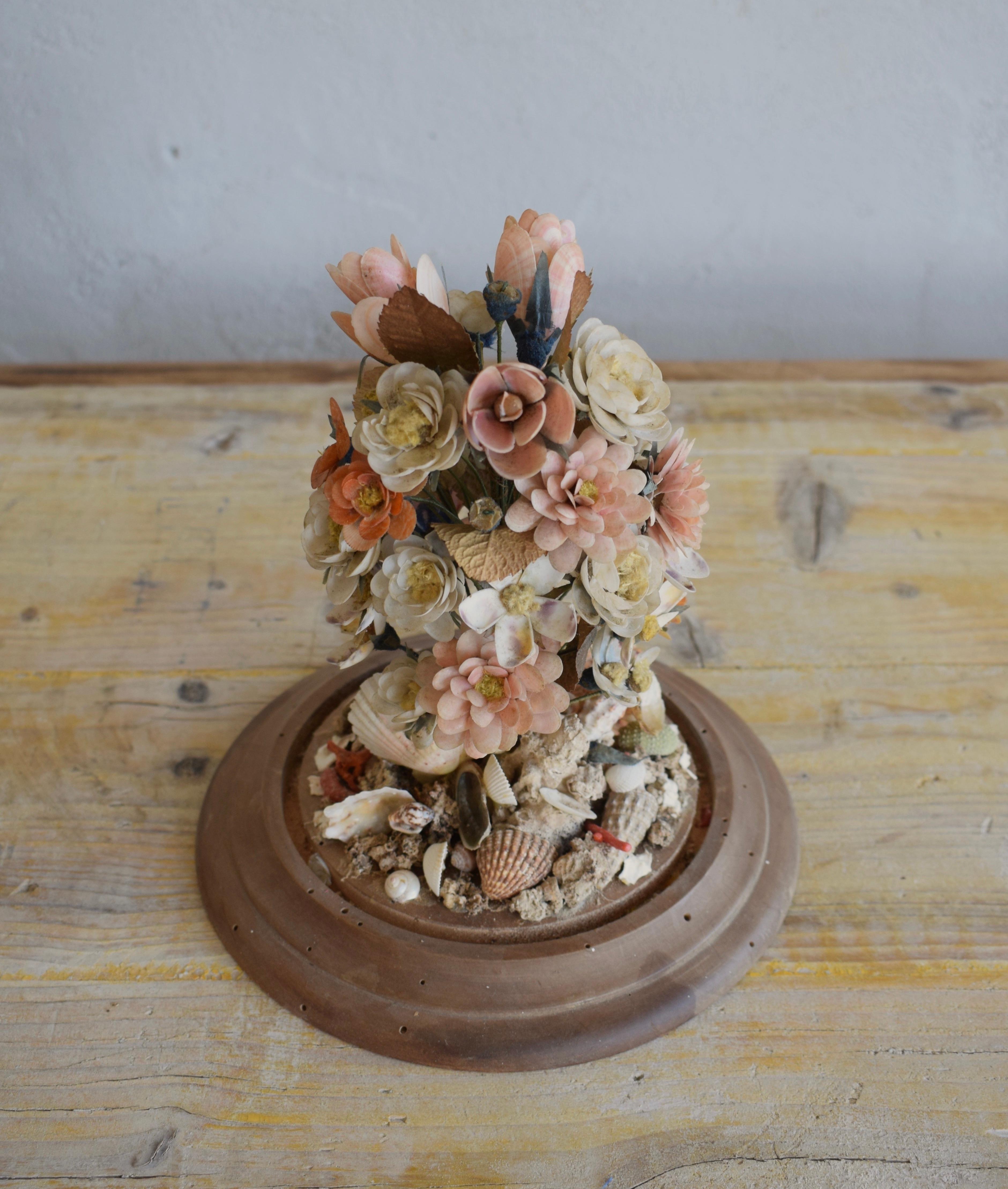 19th Century Small Antique Seashell Wedding Bouquet with Circular Glass Dome  In Good Condition In Vulpellac, Girona