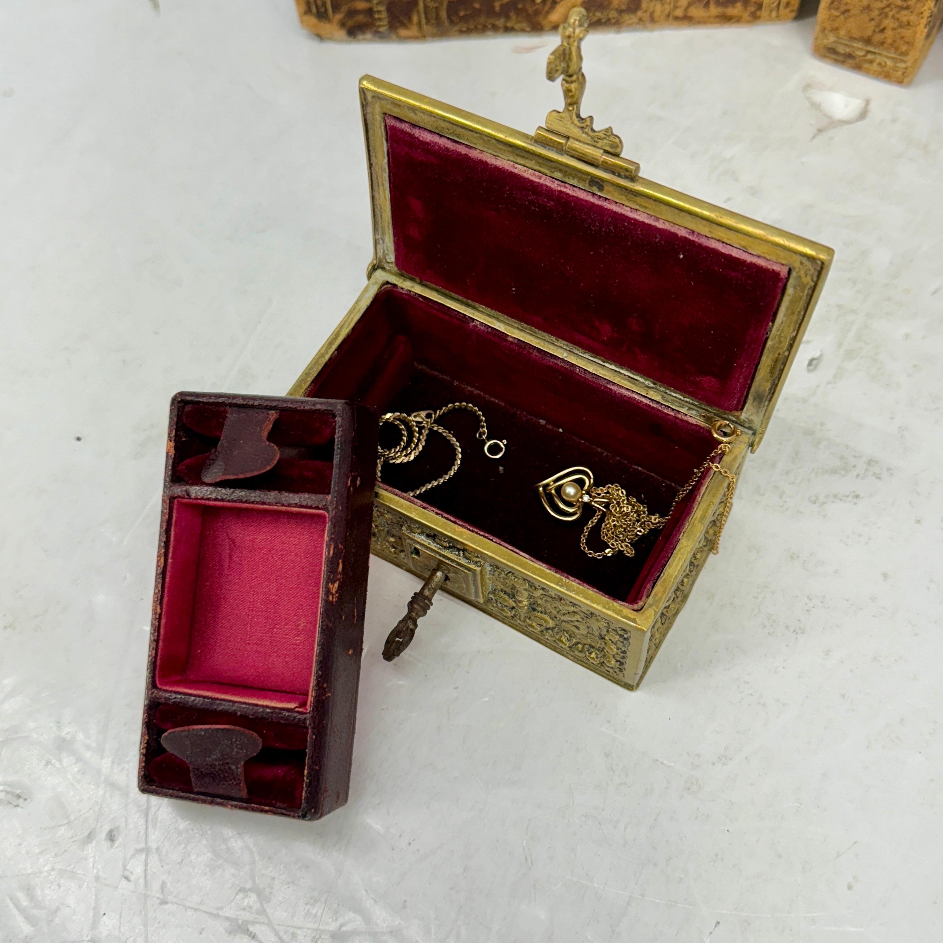 Petite boîte à bijoux baroque du 19ème siècle en bronze doré en vente 2