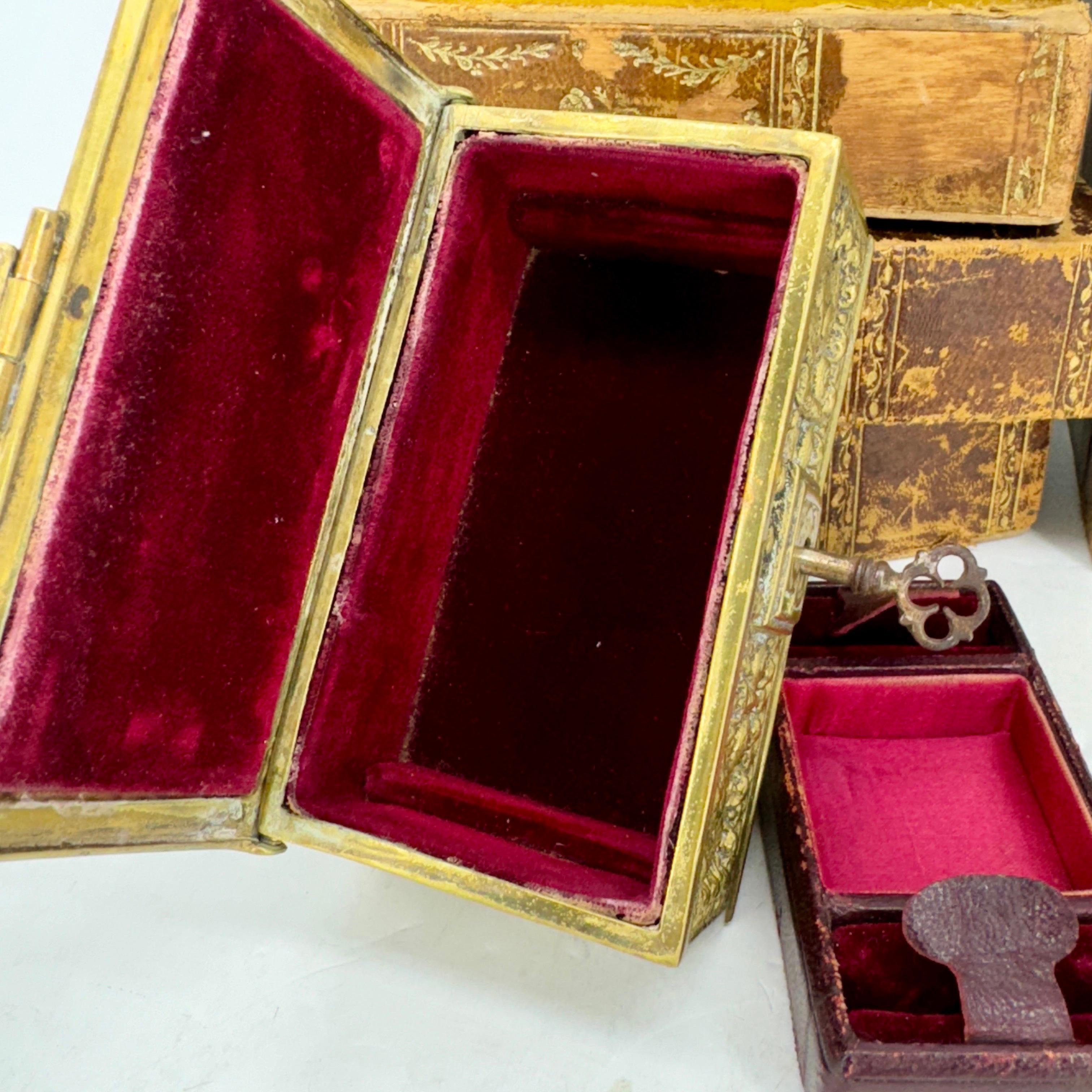 Petite boîte à bijoux baroque du 19ème siècle en bronze doré en vente 3