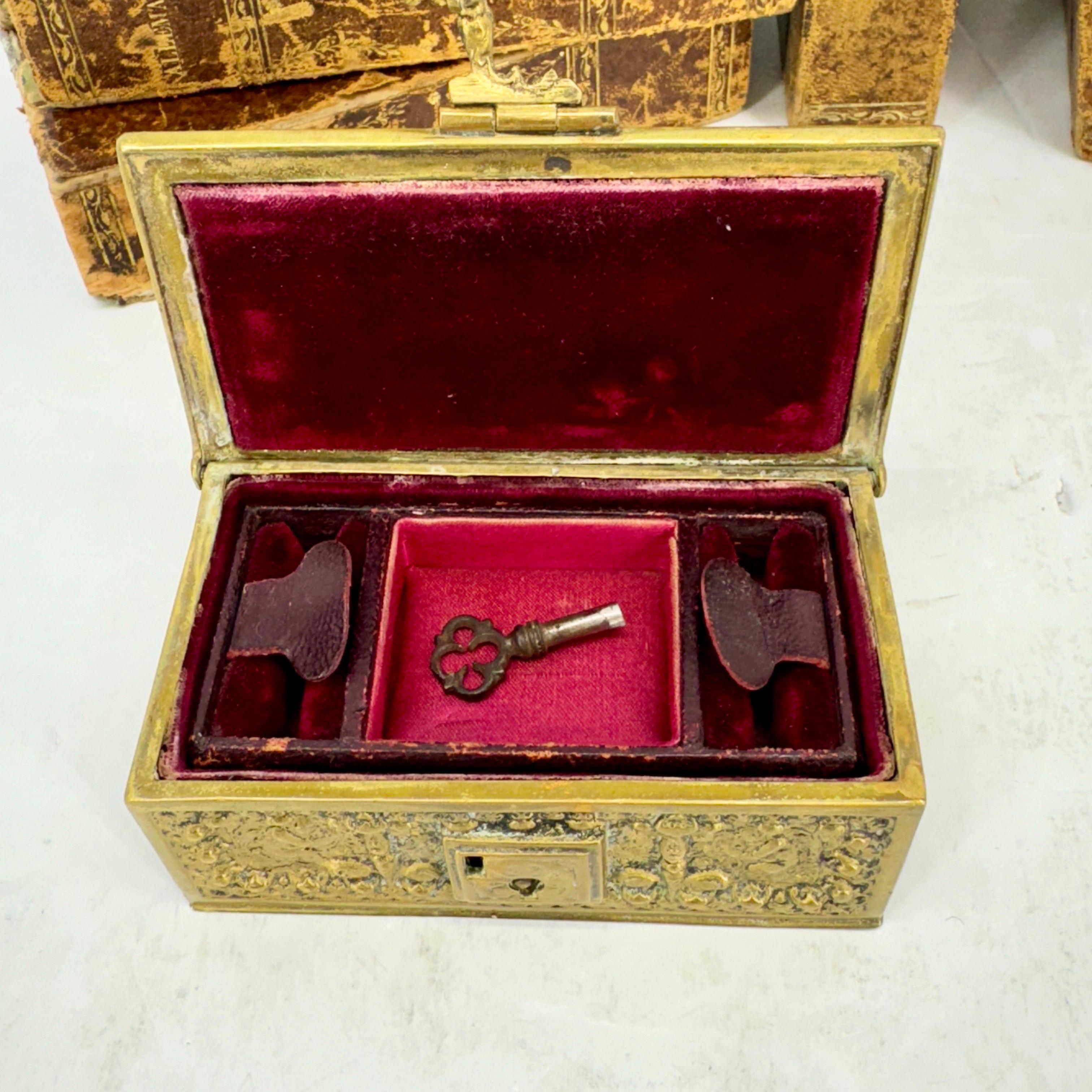 19th Century Small Baroque Gilt Bronze Jewelry Box For Sale 7