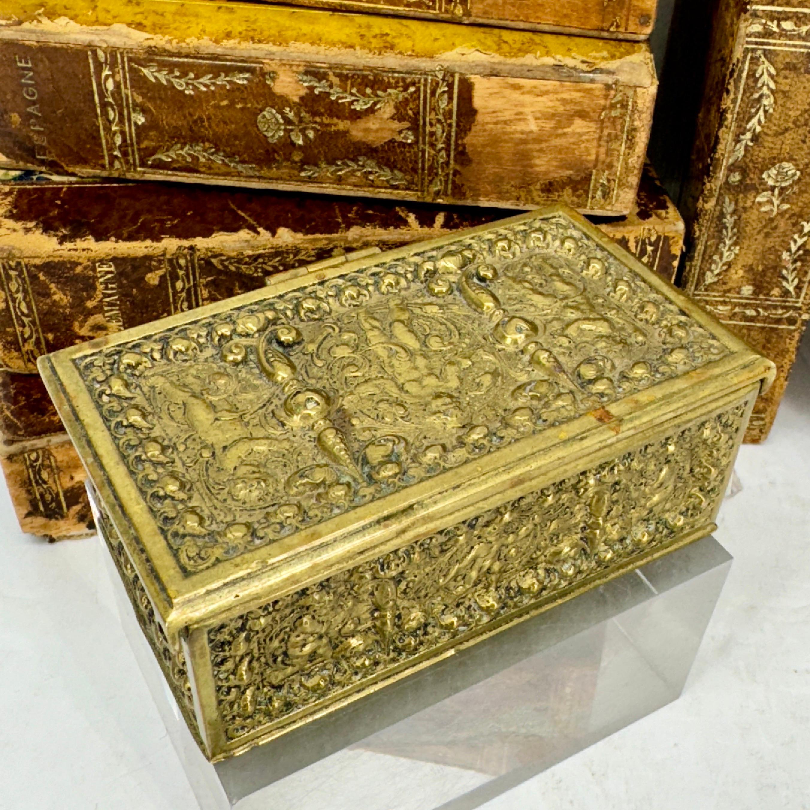Petite boîte à bijoux baroque du 19ème siècle en bronze doré en vente 5