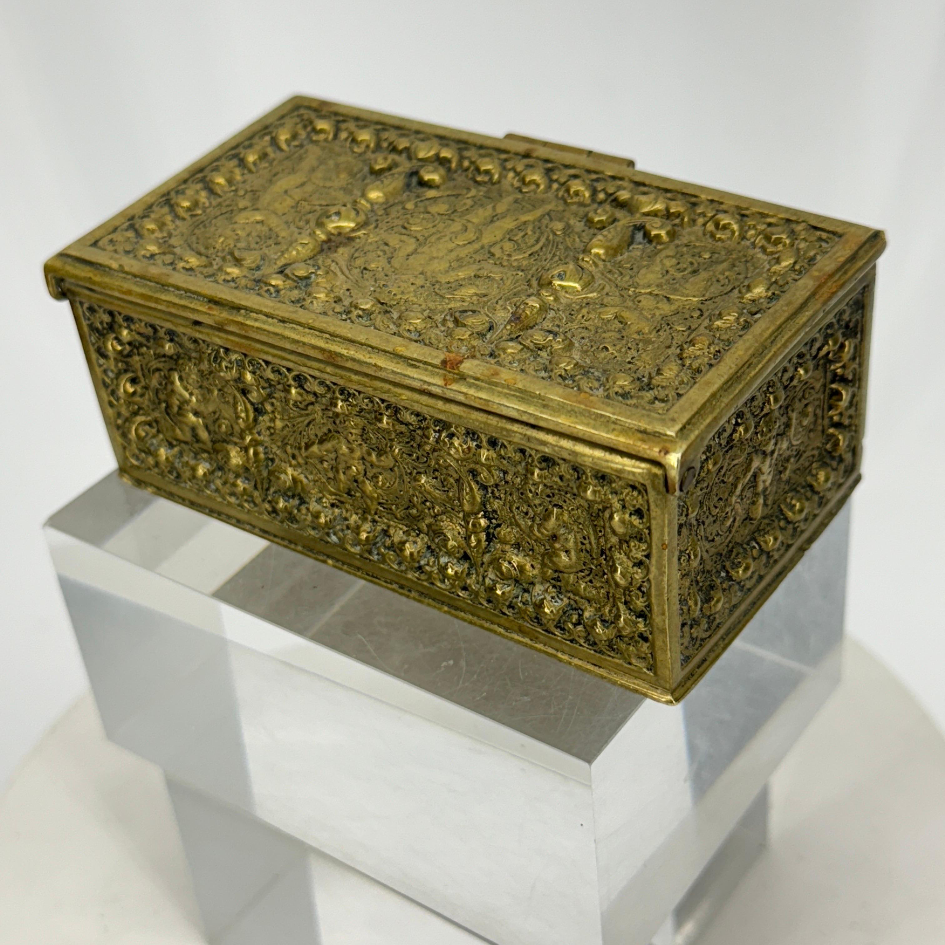 Petite boîte à bijoux baroque du 19ème siècle en bronze doré en vente 8