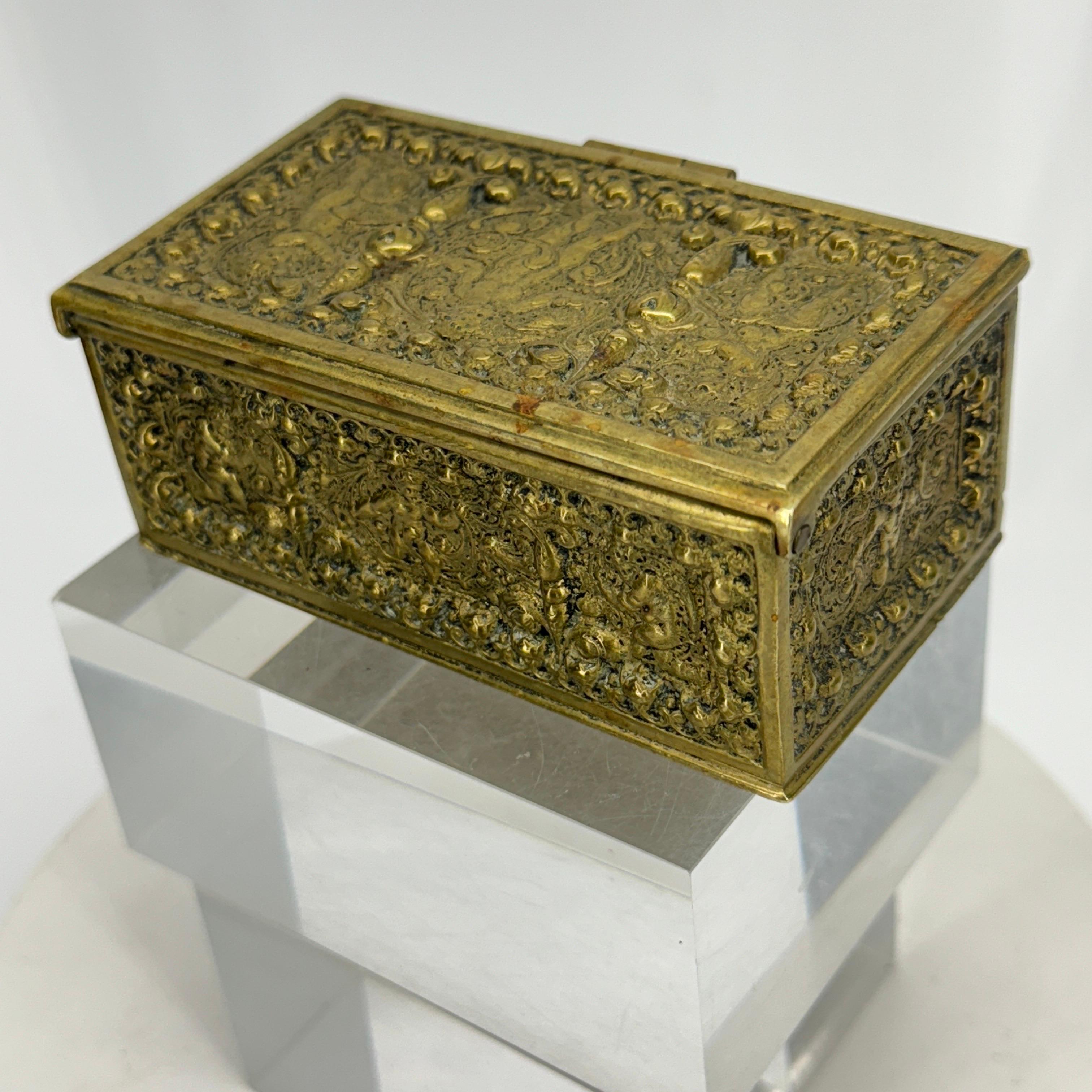 Petite boîte à bijoux baroque du 19ème siècle en bronze doré en vente 10