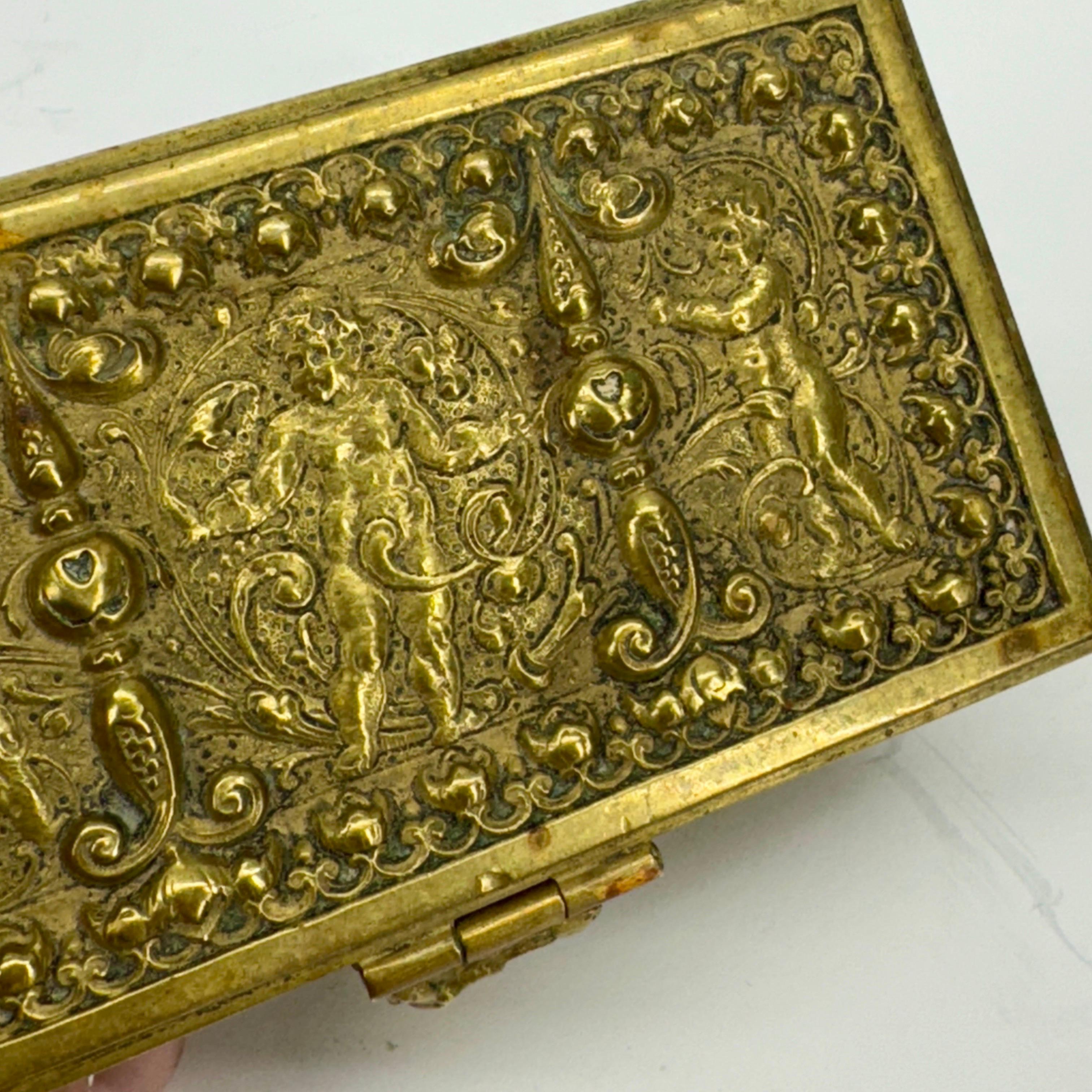 Petite boîte à bijoux baroque du 19ème siècle en bronze doré en vente 12