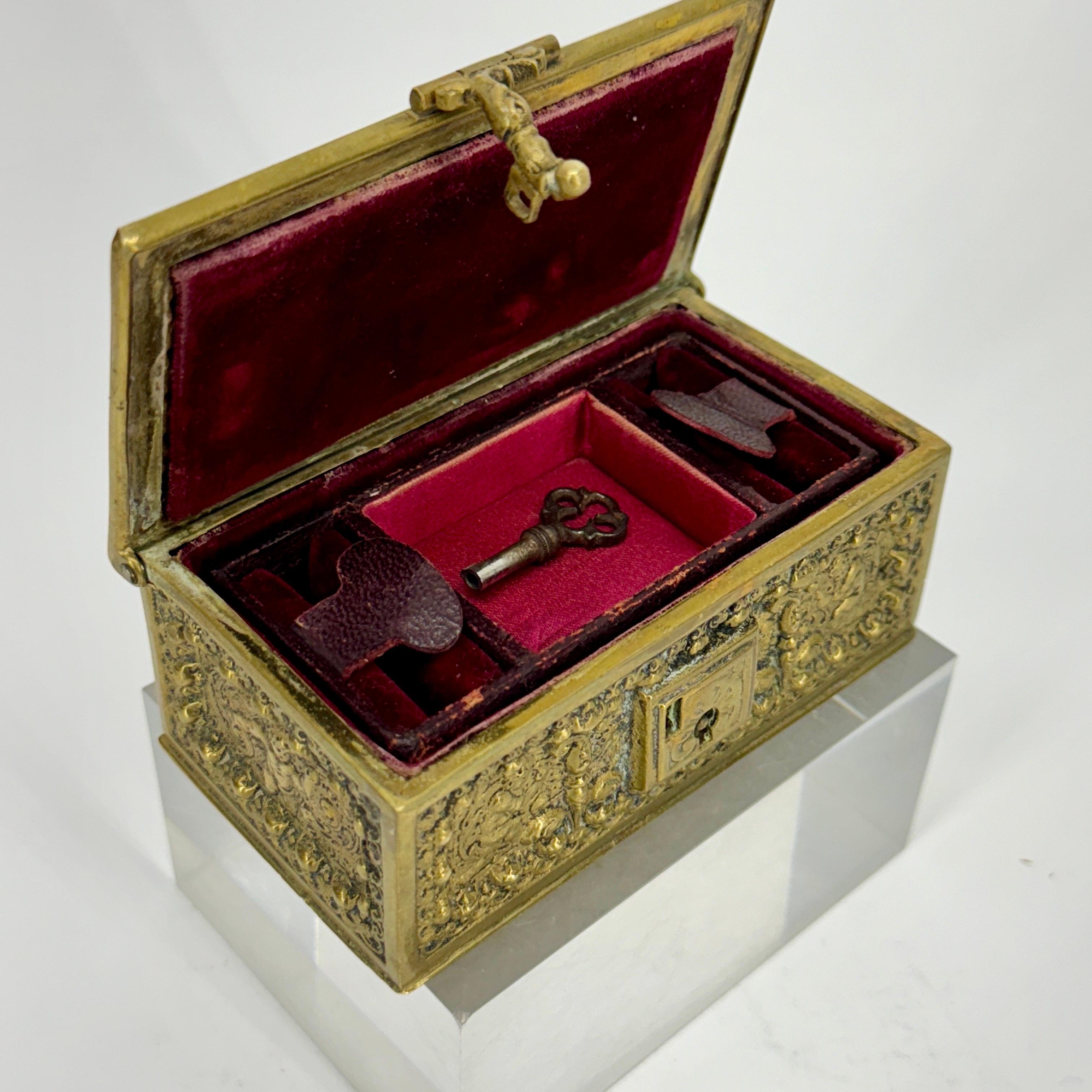 Baroque Petite boîte à bijoux baroque du 19ème siècle en bronze doré en vente