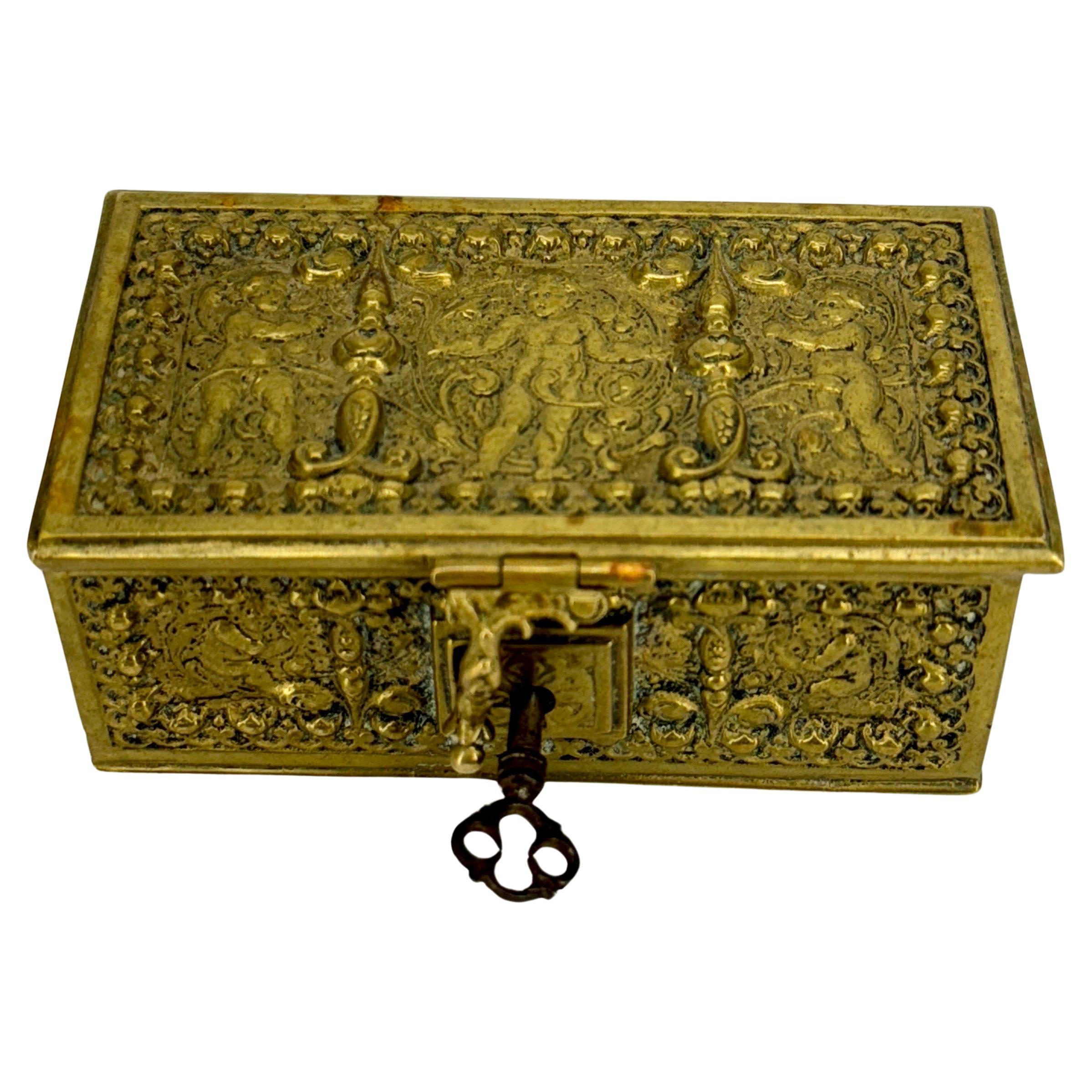 Petite boîte à bijoux baroque du 19ème siècle en bronze doré Bon état - En vente à Haddonfield, NJ