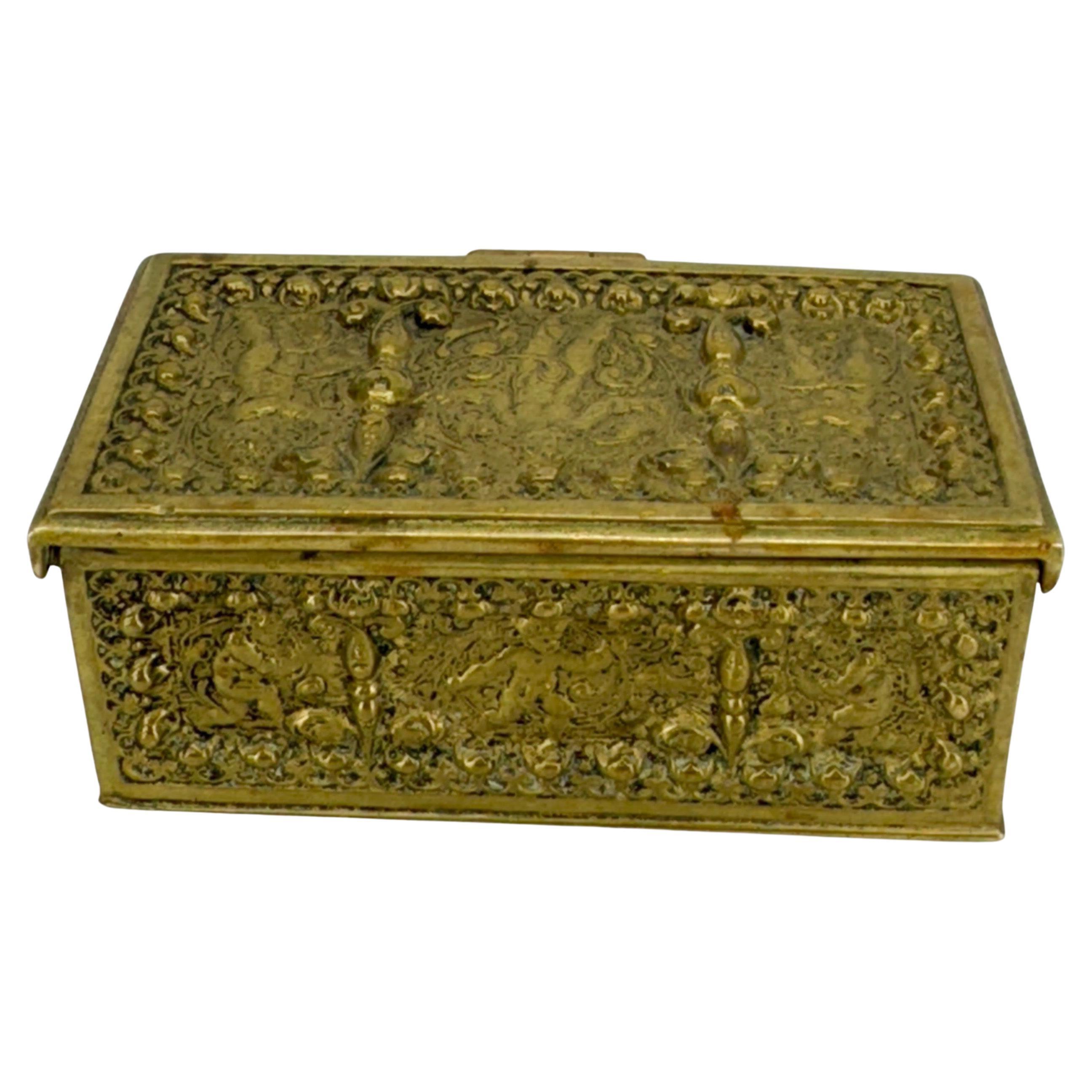 XIXe siècle Petite boîte à bijoux baroque du 19ème siècle en bronze doré en vente