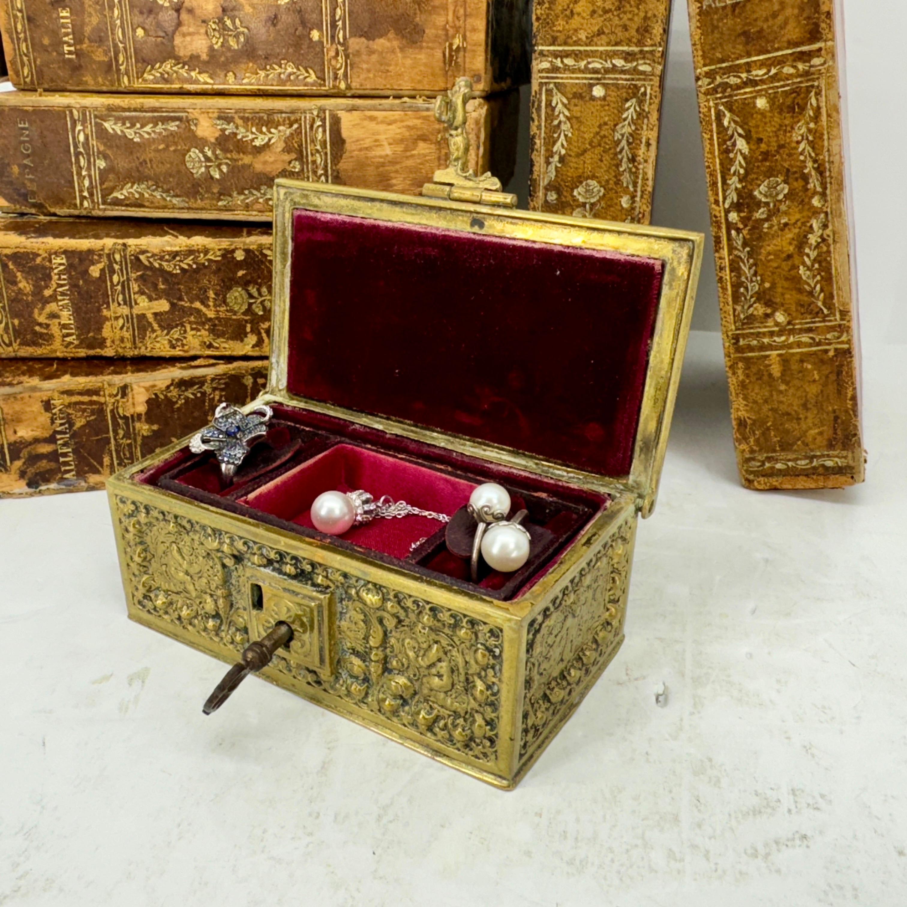 Petite boîte à bijoux baroque du 19ème siècle en bronze doré en vente 1