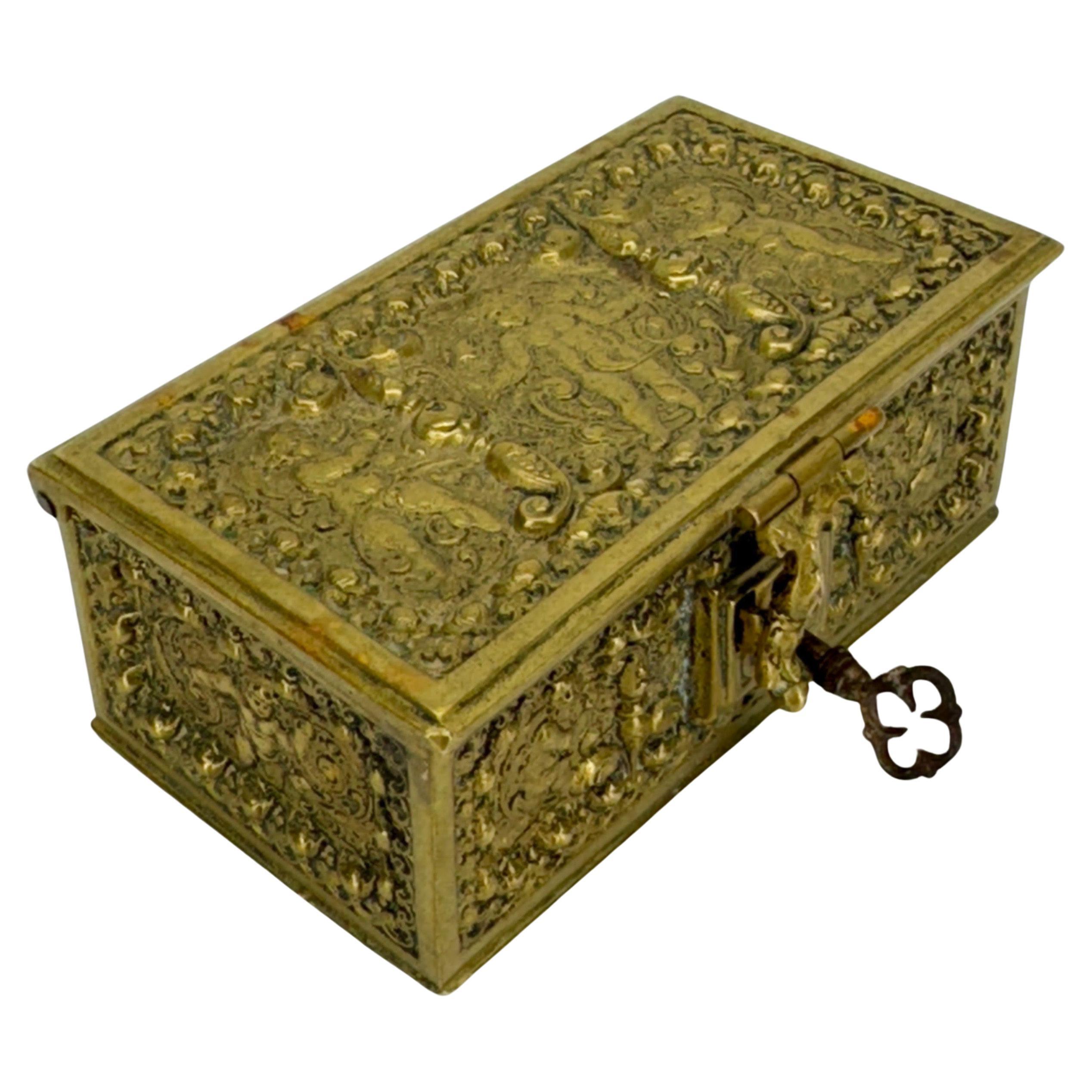 Petite boîte à bijoux baroque du 19ème siècle en bronze doré