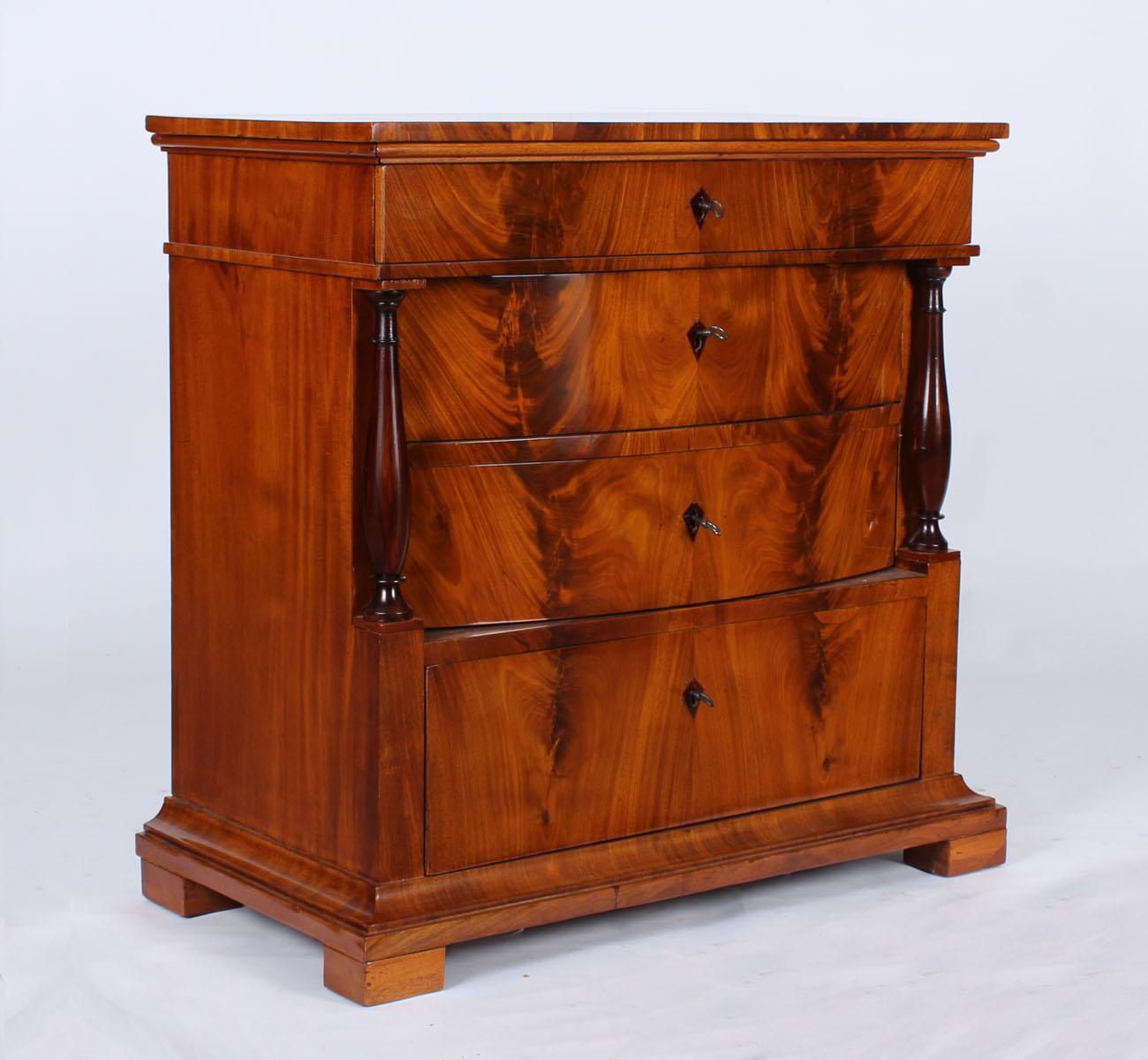 Small antique chest of drawers

Northern Germany
Light colored mahogany
Mid-19th century

Dimensions: H x W x D: 86 x 84 x 45 cm

Description:
This small chest of drawers is standing on massive block feet.
It has a protruding plinth,