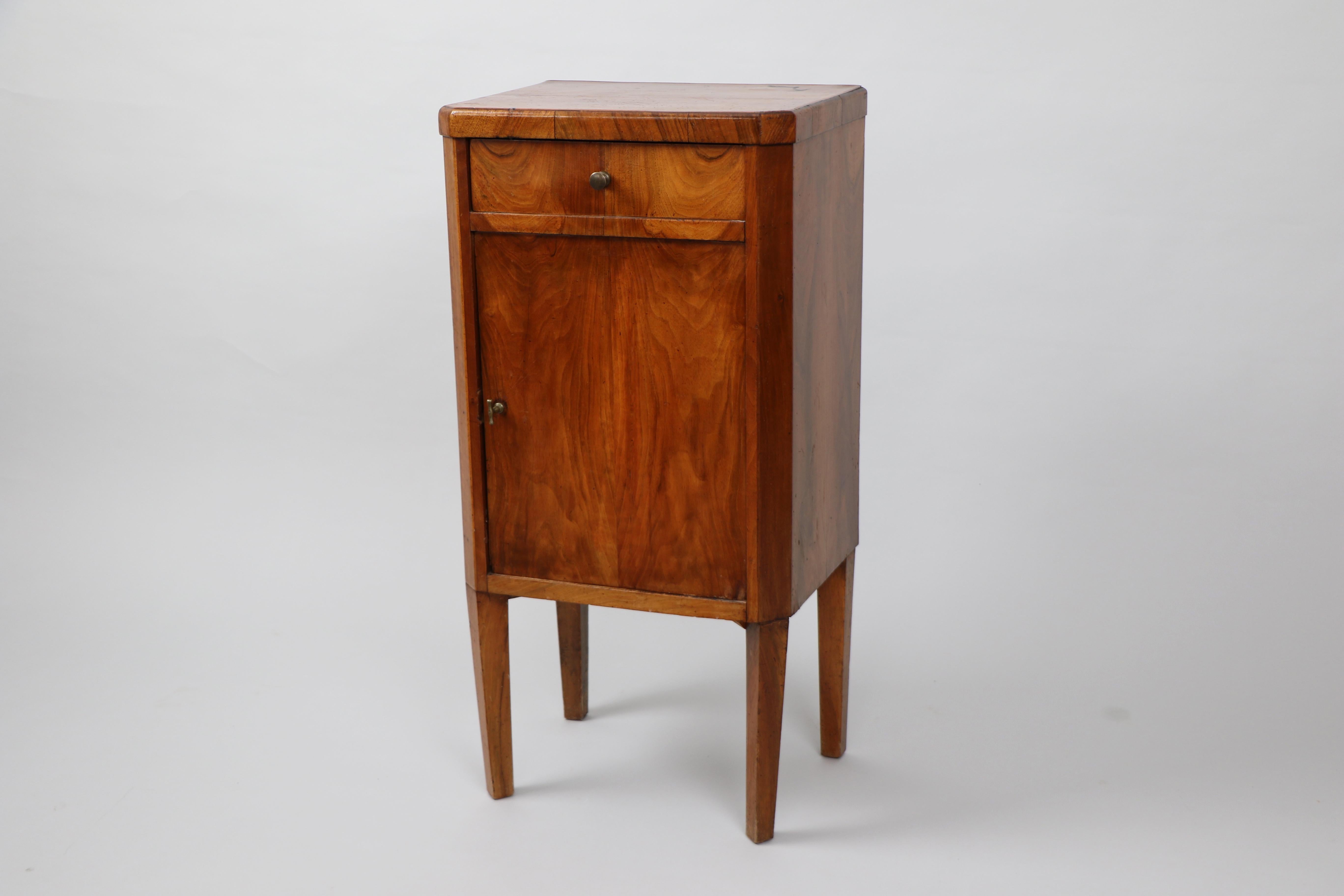 Ciao,
Vogliamo offrirti questo raffinato mobiletto in noce Biedermeier.  da Vienna nel 1825 circa.

Il Biedermeier viennese si distingue per le sue proporzioni sofisticate, il design raro e raffinato e l'eccellente artigianato e continua ad avere