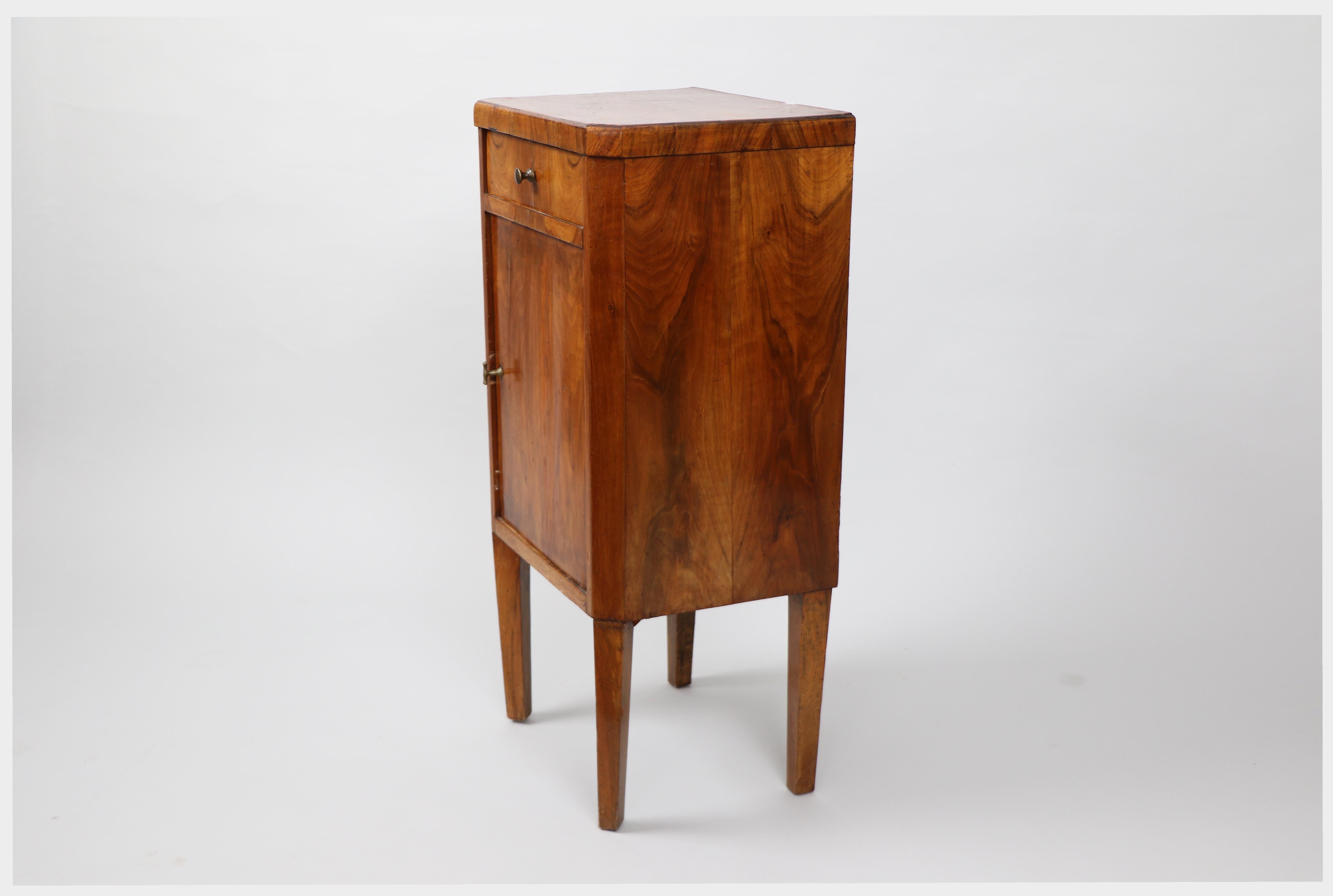 Piccolo mobile Biedermeier in noce del XIX secolo. Vienna, 1825 circa. in vendita 1