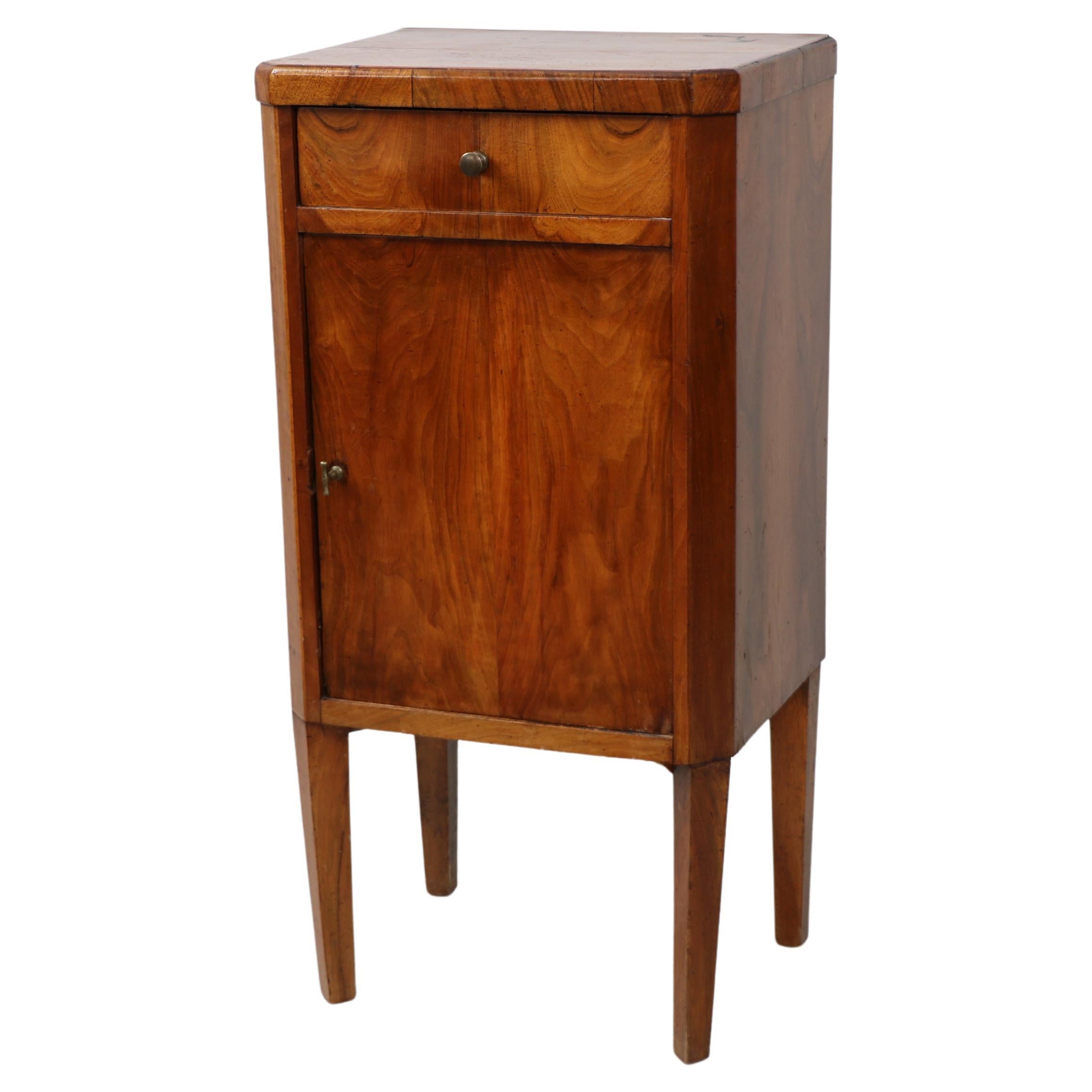Petite armoire Biedermeier en noyer du 19e siècle. Vienne, vers 1825.