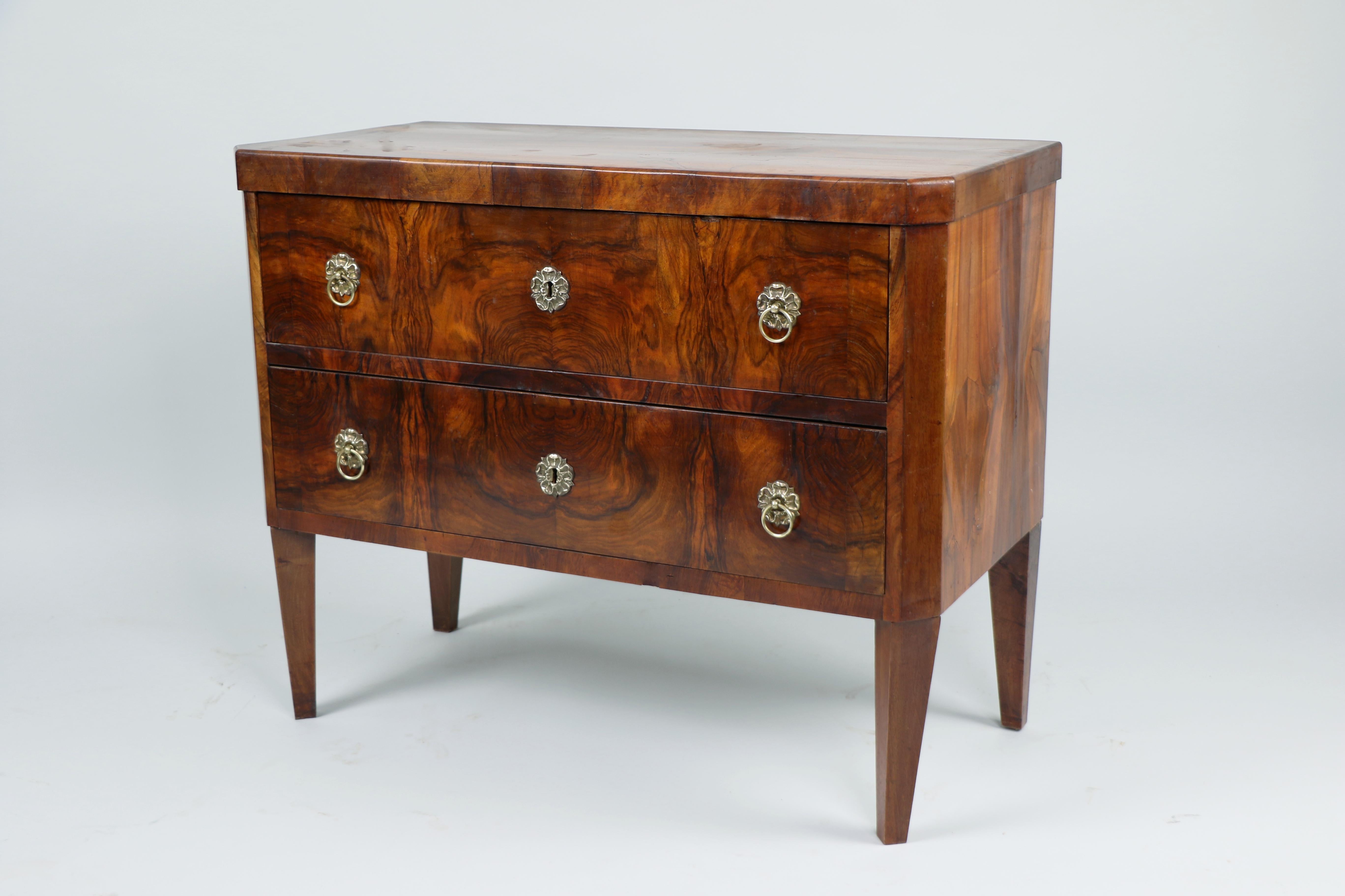 Ciao,
Vogliamo offrirti questa piccola cassettiera in noce Biedermeier.
Il Biedermeier viennese si distingue per le sue proporzioni sofisticate, il design raro e raffinato e l'eccellente artigianato e continua ad avere una grande influenza sul