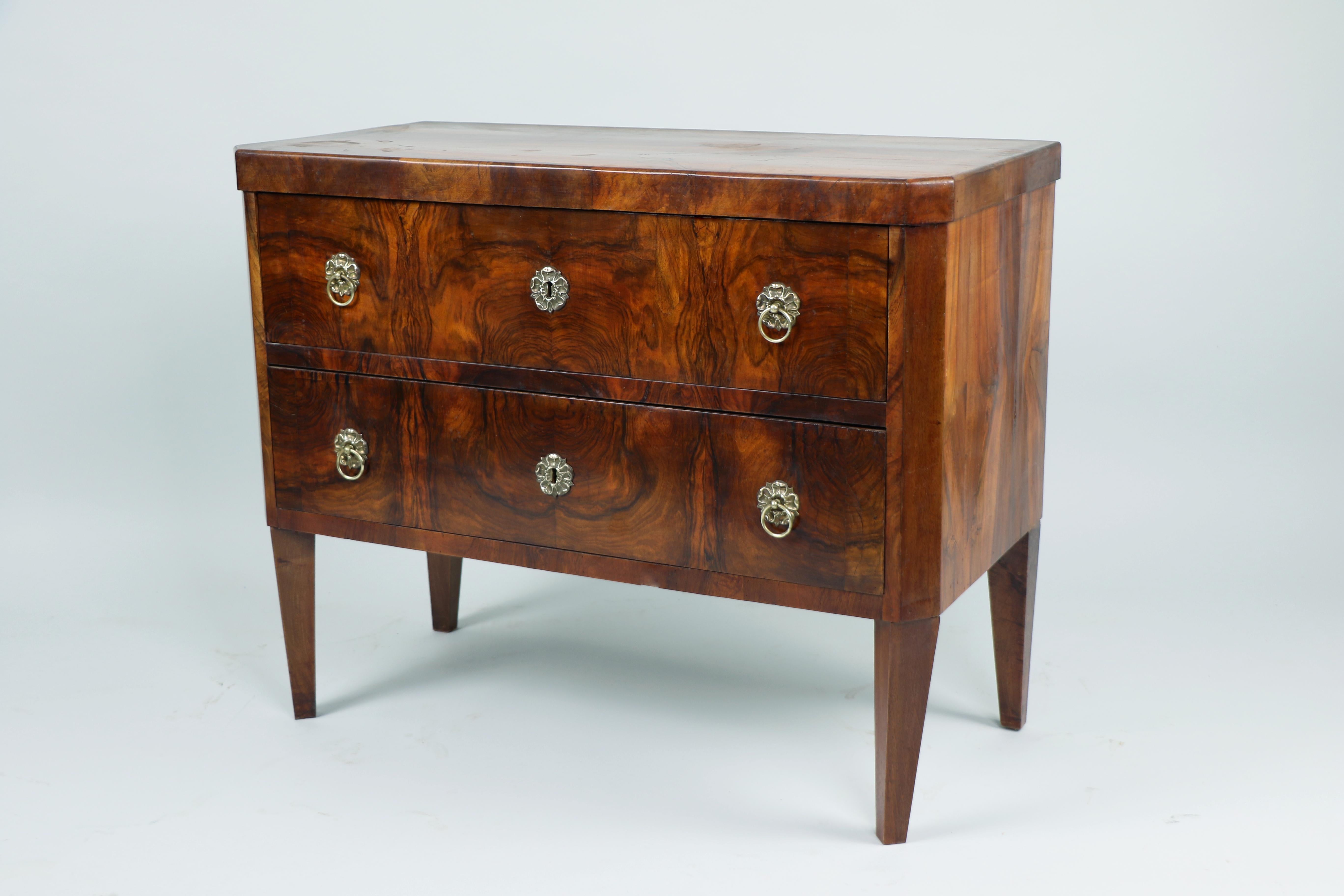 Lucidato Piccolo cassettone in noce Biedermeier del XIX secolo. Vienna, 1825 circa in vendita