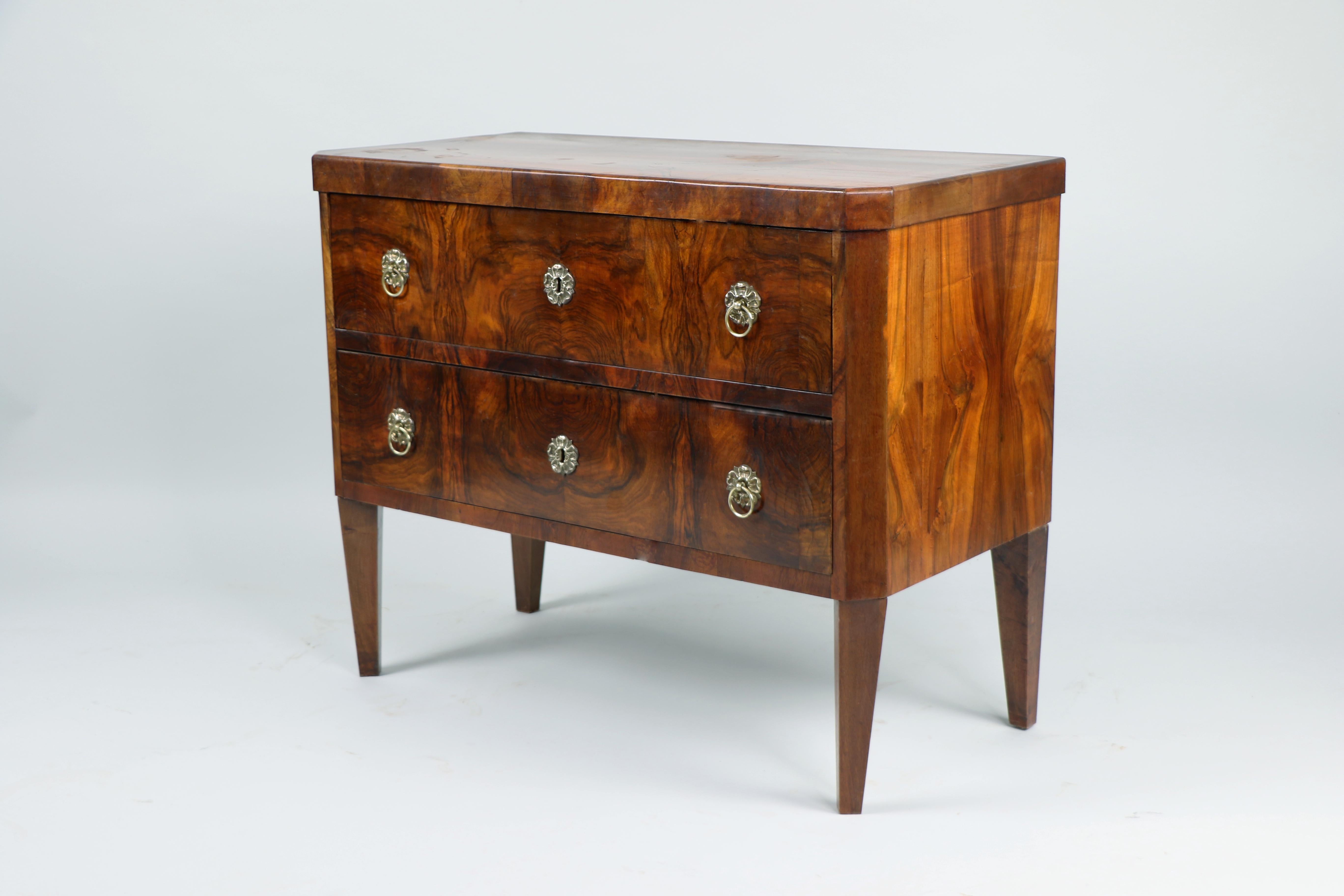 Piccolo cassettone in noce Biedermeier del XIX secolo. Vienna, 1825 circa in vendita 1