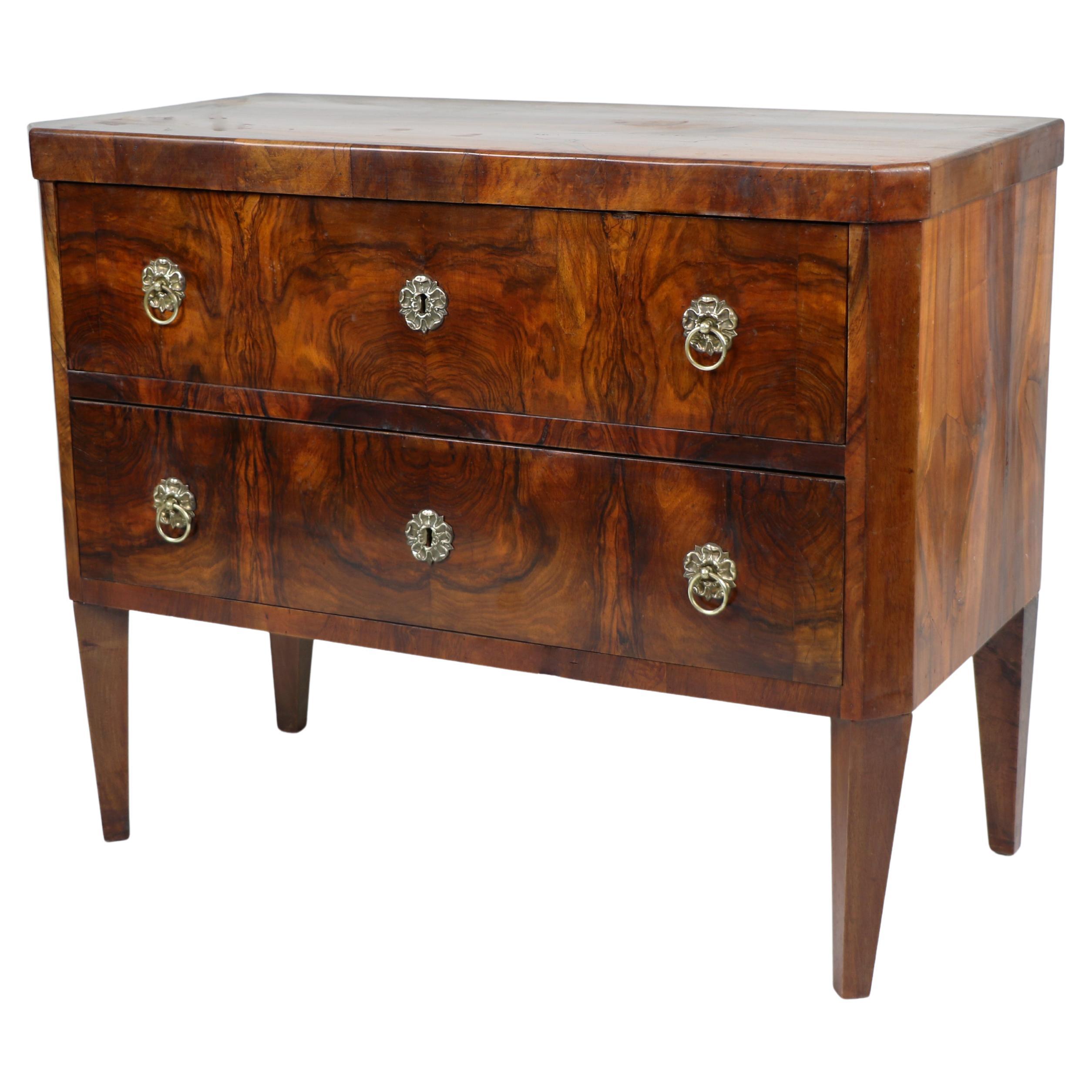 Piccolo cassettone in noce Biedermeier del XIX secolo. Vienna, 1825 circa in vendita