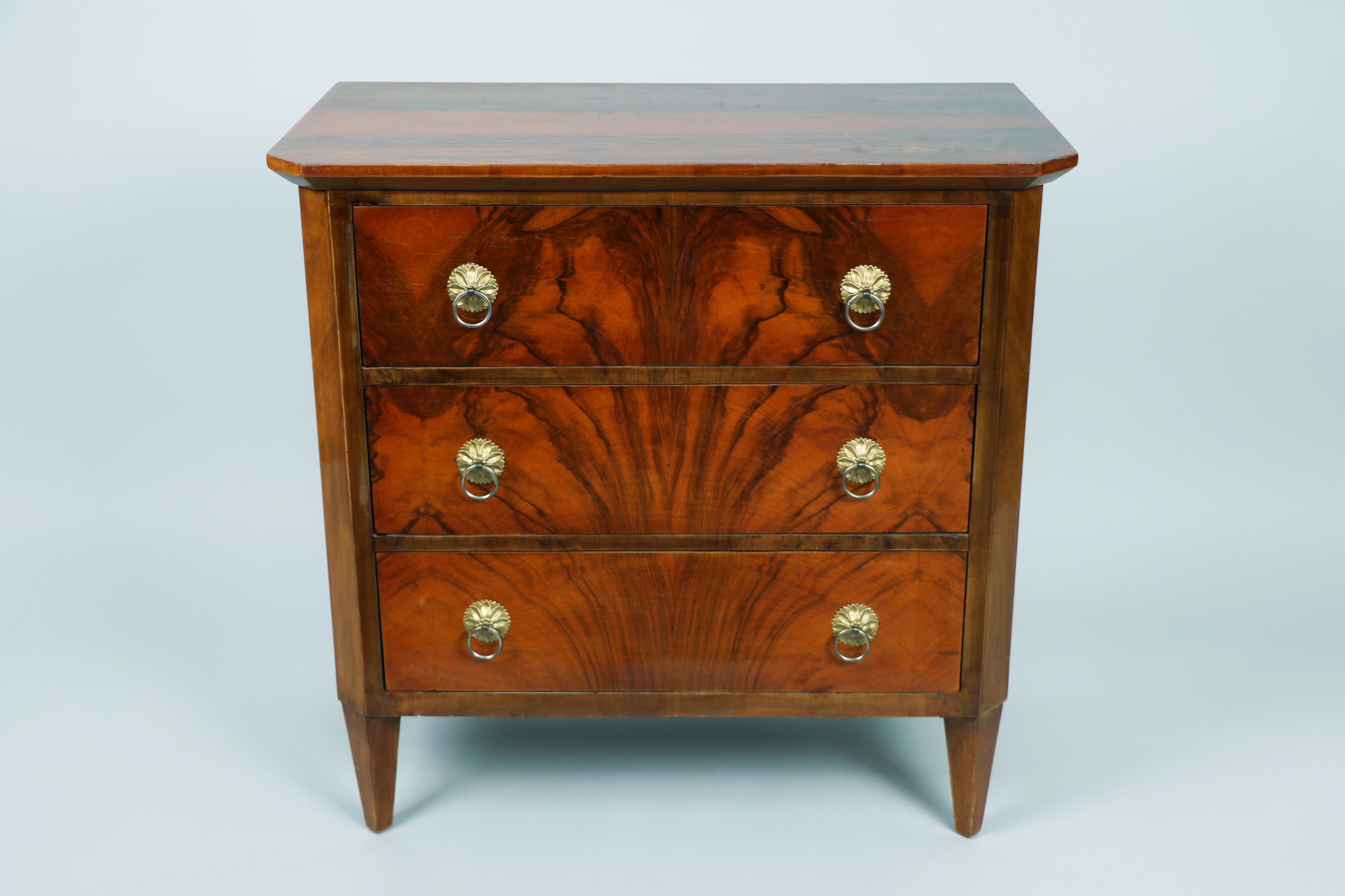 We are pleased to present this exquisite early 19th-century petit Biedermeier walnut chest of drawers, crafted in Vienna circa 1830.

This rare and refined piece is a superb example of early Viennese Biedermeier — a style renowned for its elegant