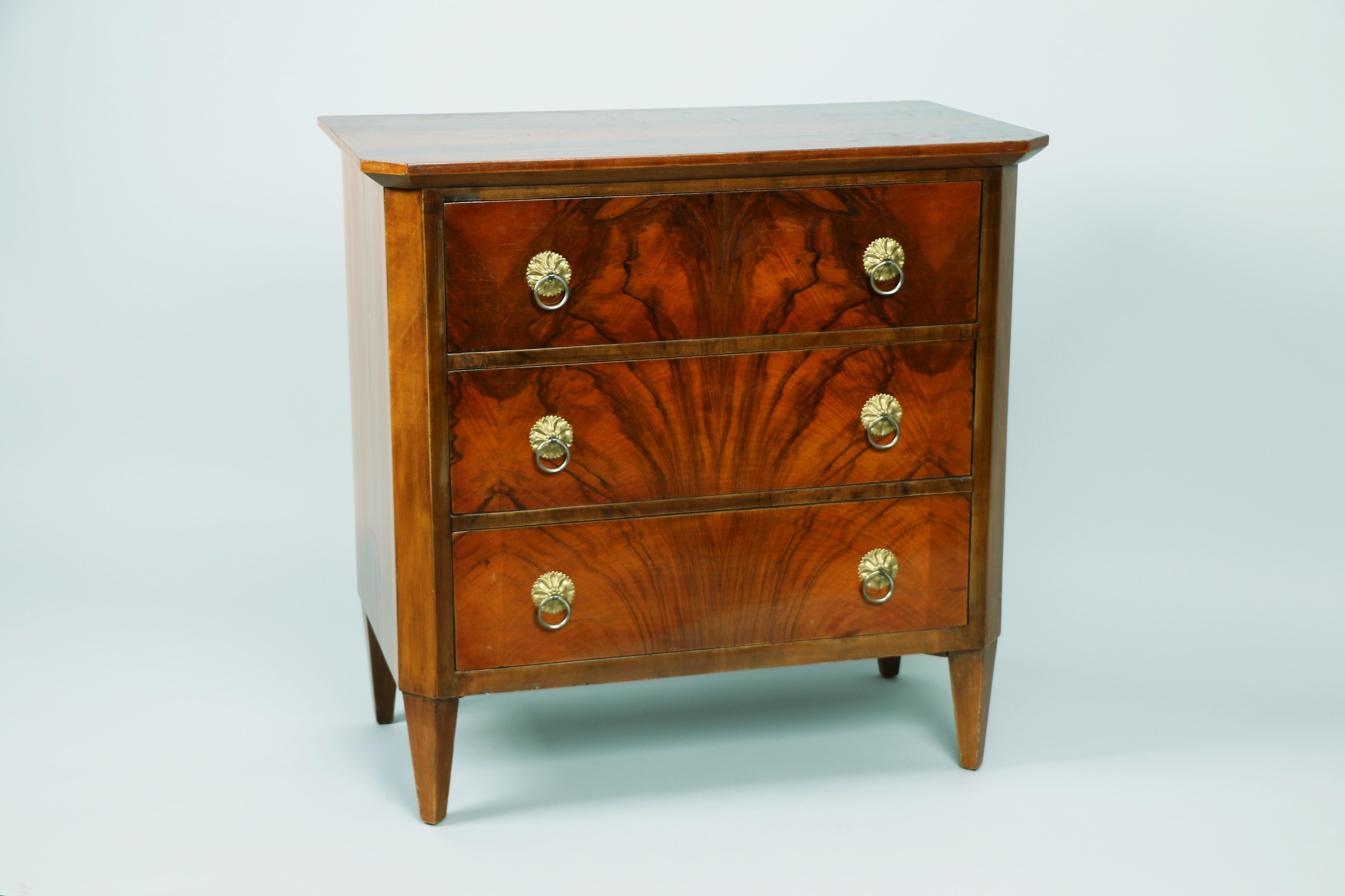 Austrian 19th Century Small Biedermeier Walnut Chest of Drawers. Vienna, c. 1830 For Sale