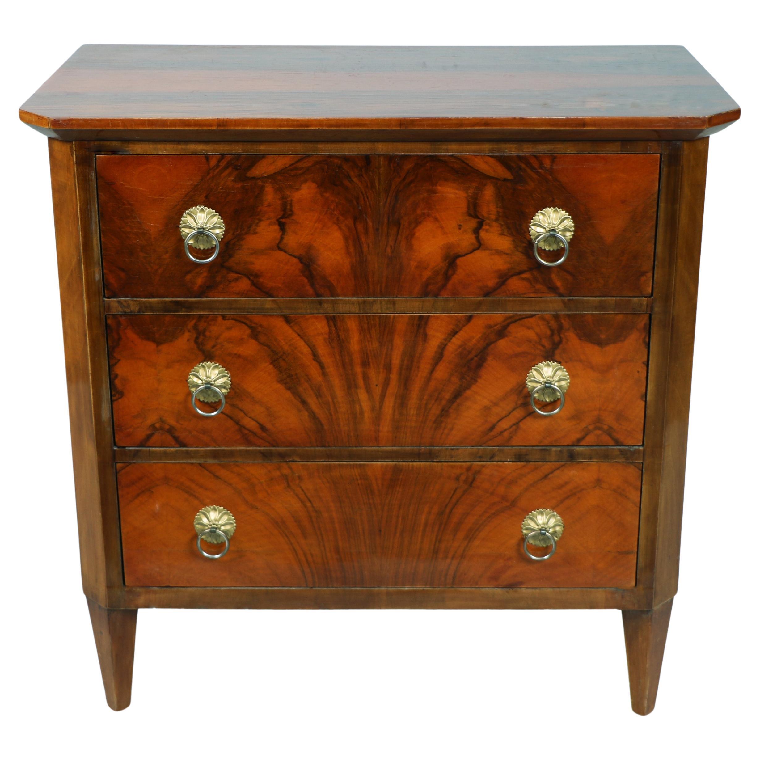 19th Century Small Biedermeier Walnut Chest of Drawers. Vienna, c. 1830