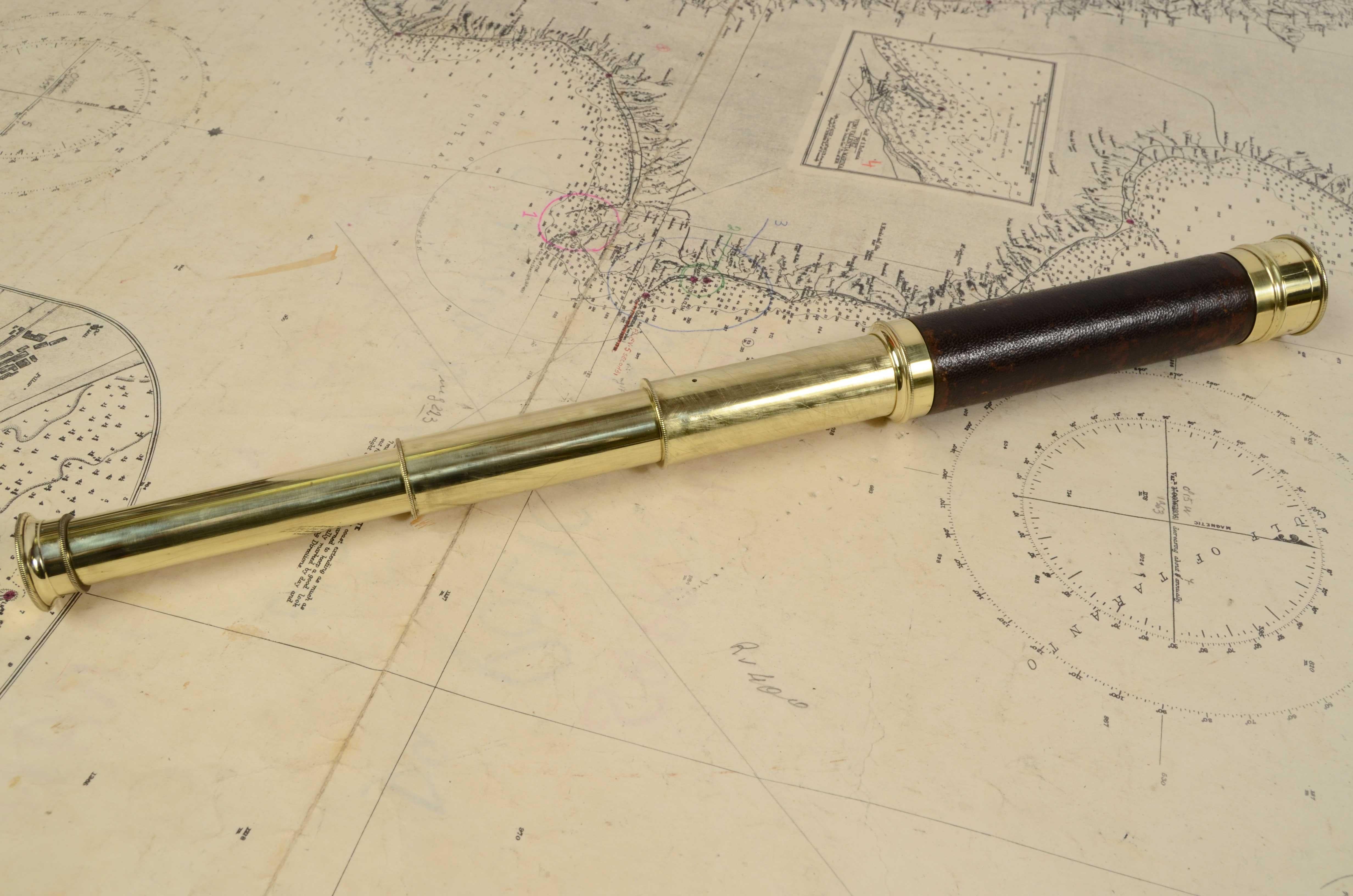 Small brass telescope with leather-covered handle, French manufacture of the second half of the nineteenth century, focus with three extensions. Maximum cm 41 – inches 16.9, minimum cm 16, inches 6.25, focal diameter cm 3 – inches 1.2. 
Good