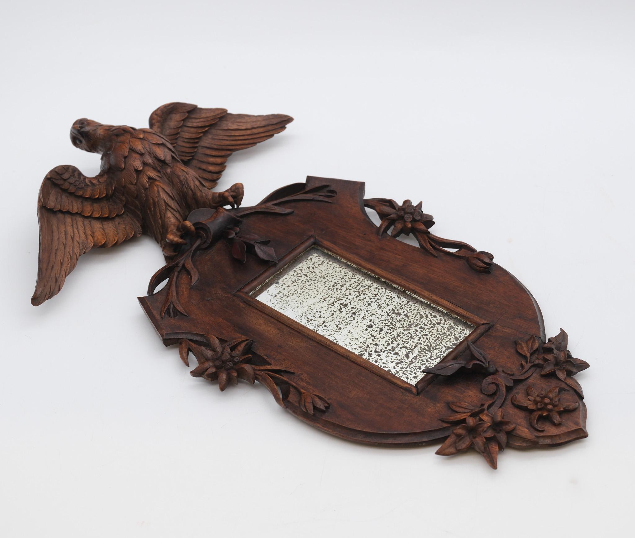 Forêt-Noire Petit miroir mural en noyer sculpté du 19e siècle, aigle perché de Black Forest en vente