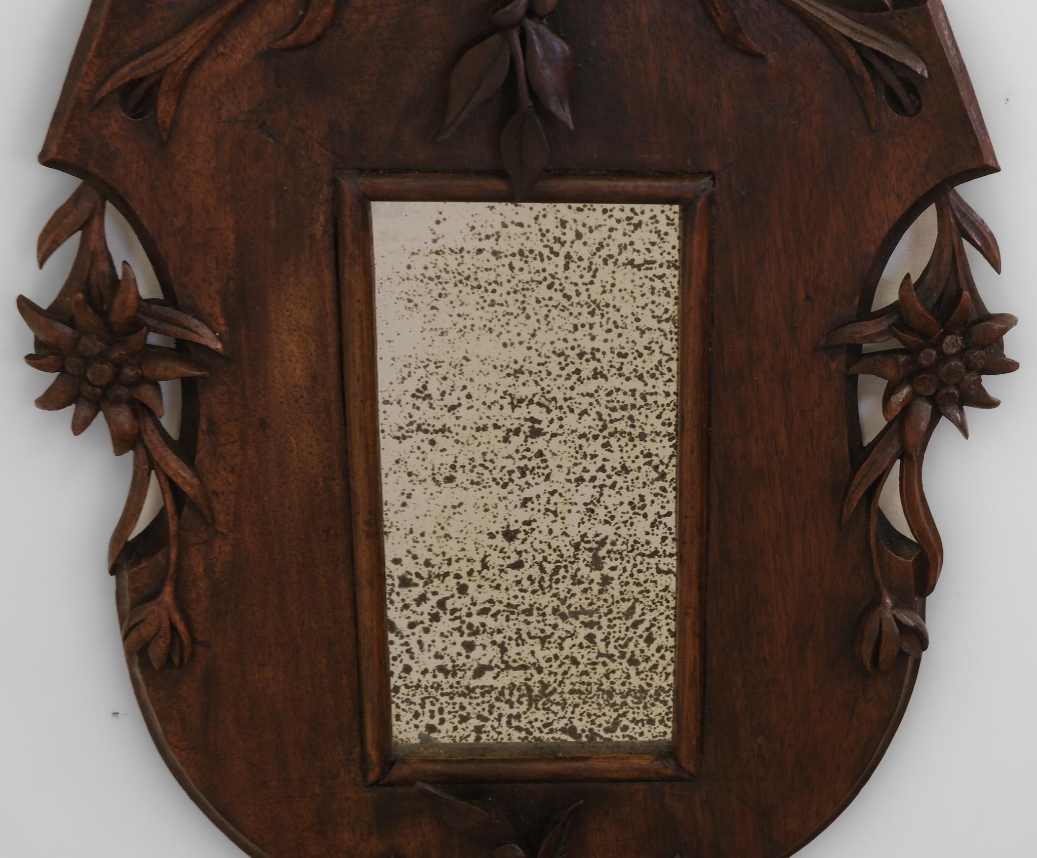 Sculpté à la main Petit miroir mural en noyer sculpté du 19e siècle, aigle perché de Black Forest en vente