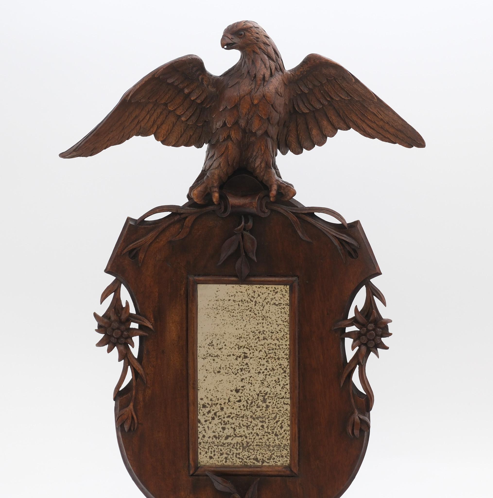 Petit miroir mural en noyer sculpté du 19e siècle, aigle perché de Black Forest Bon état - En vente à Norwich, GB