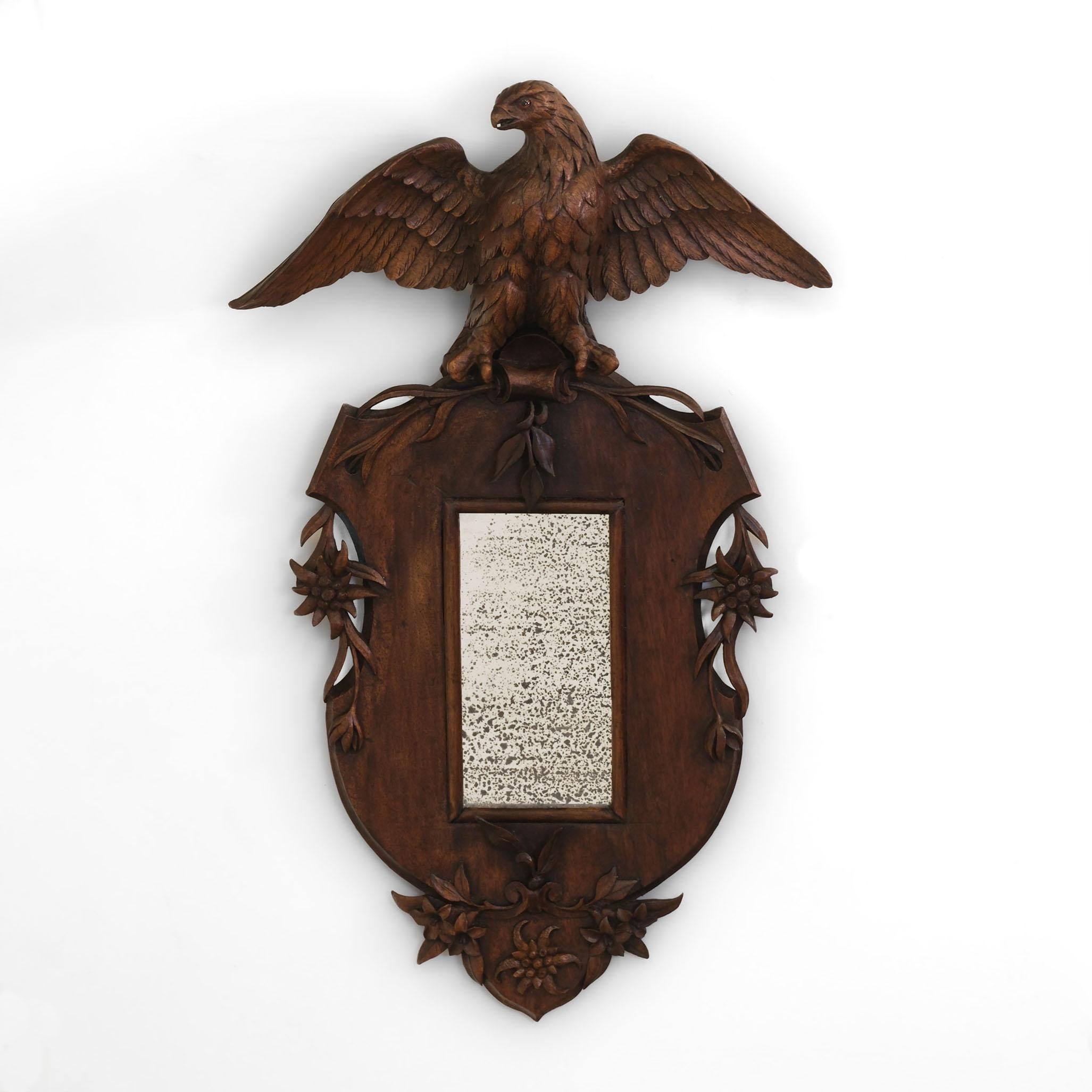 XIXe siècle Petit miroir mural en noyer sculpté du 19e siècle, aigle perché de Black Forest en vente