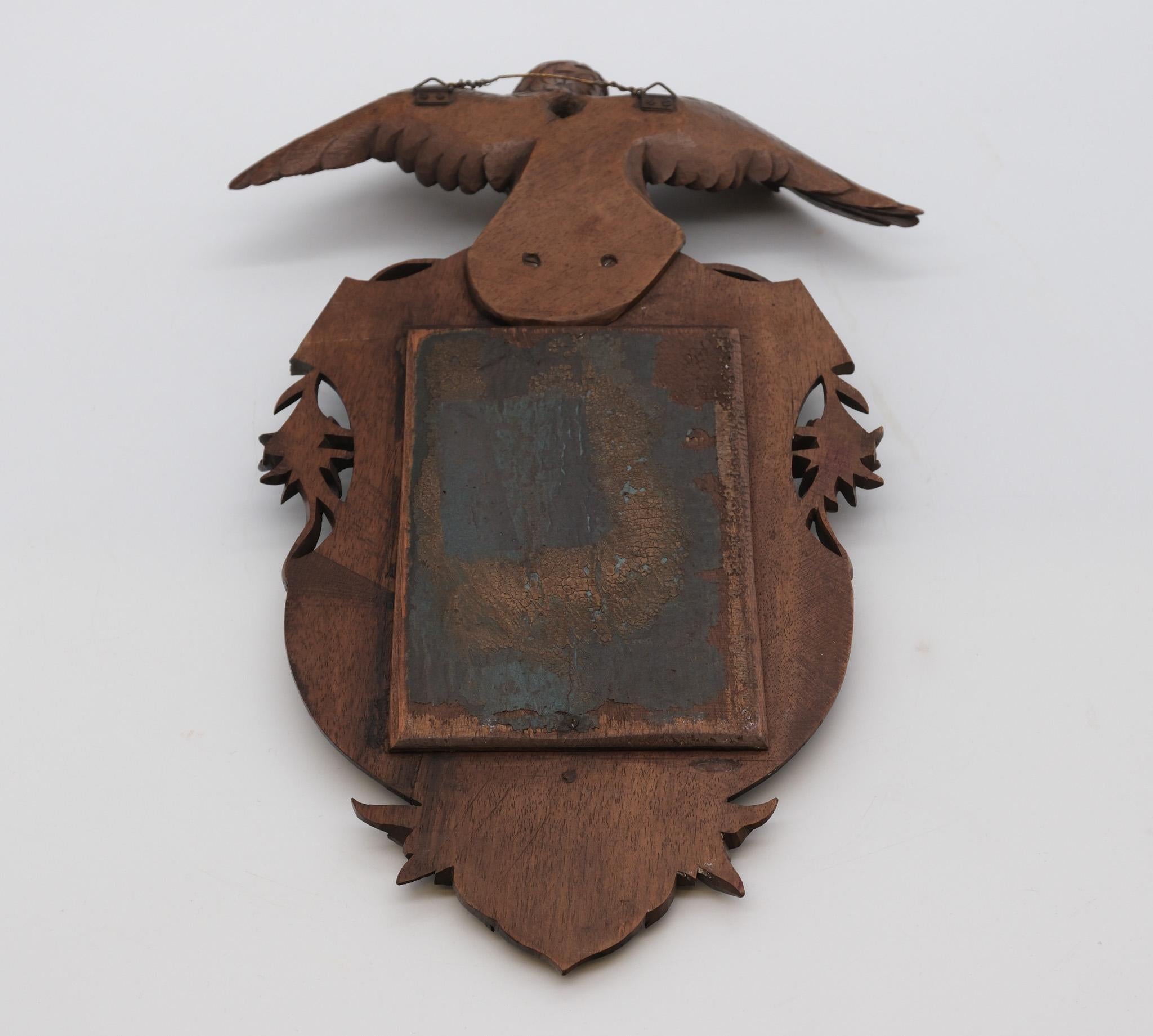 Miroir Petit miroir mural en noyer sculpté du 19e siècle, aigle perché de Black Forest en vente