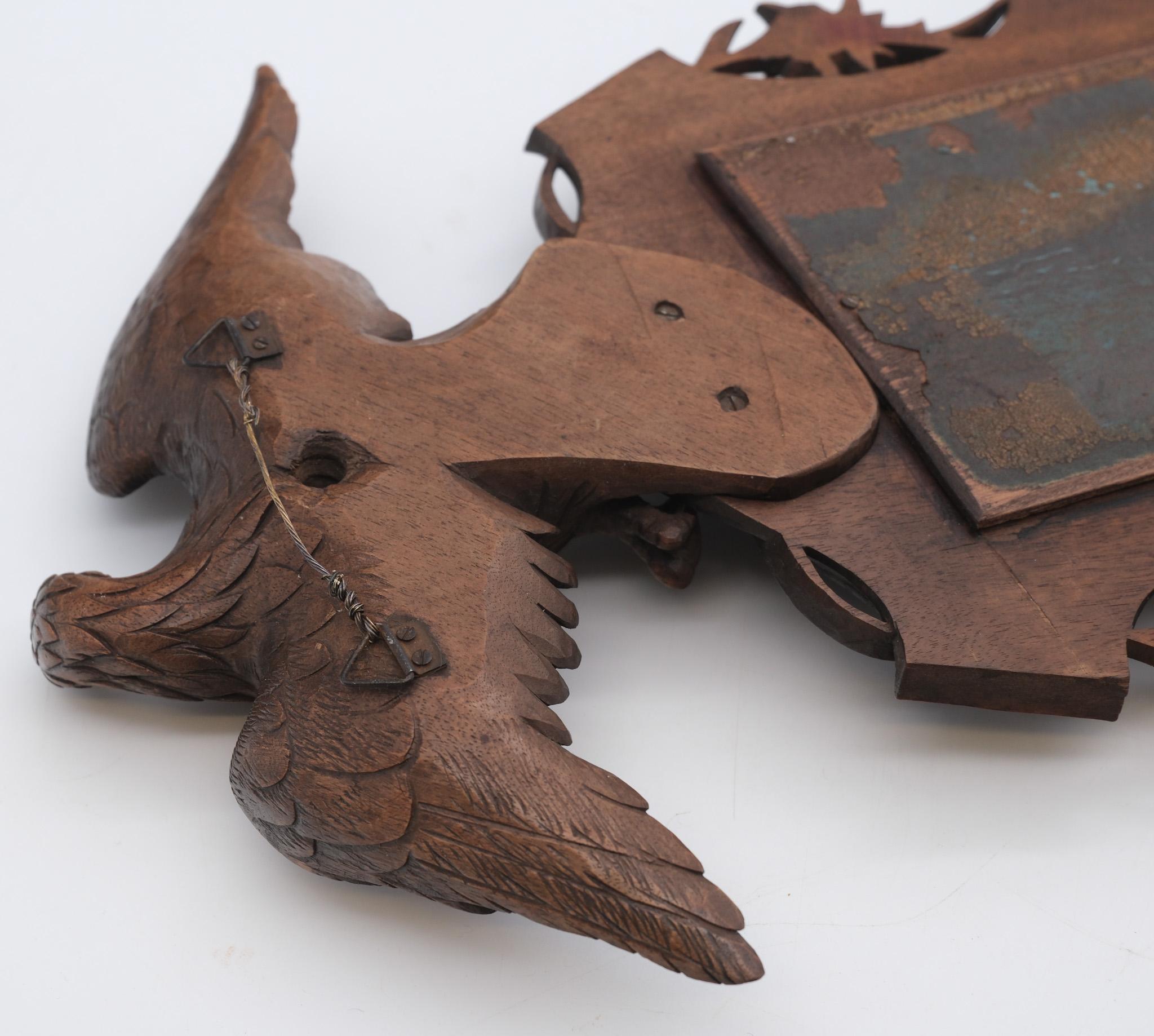 Petit miroir mural en noyer sculpté du 19e siècle, aigle perché de Black Forest en vente 1