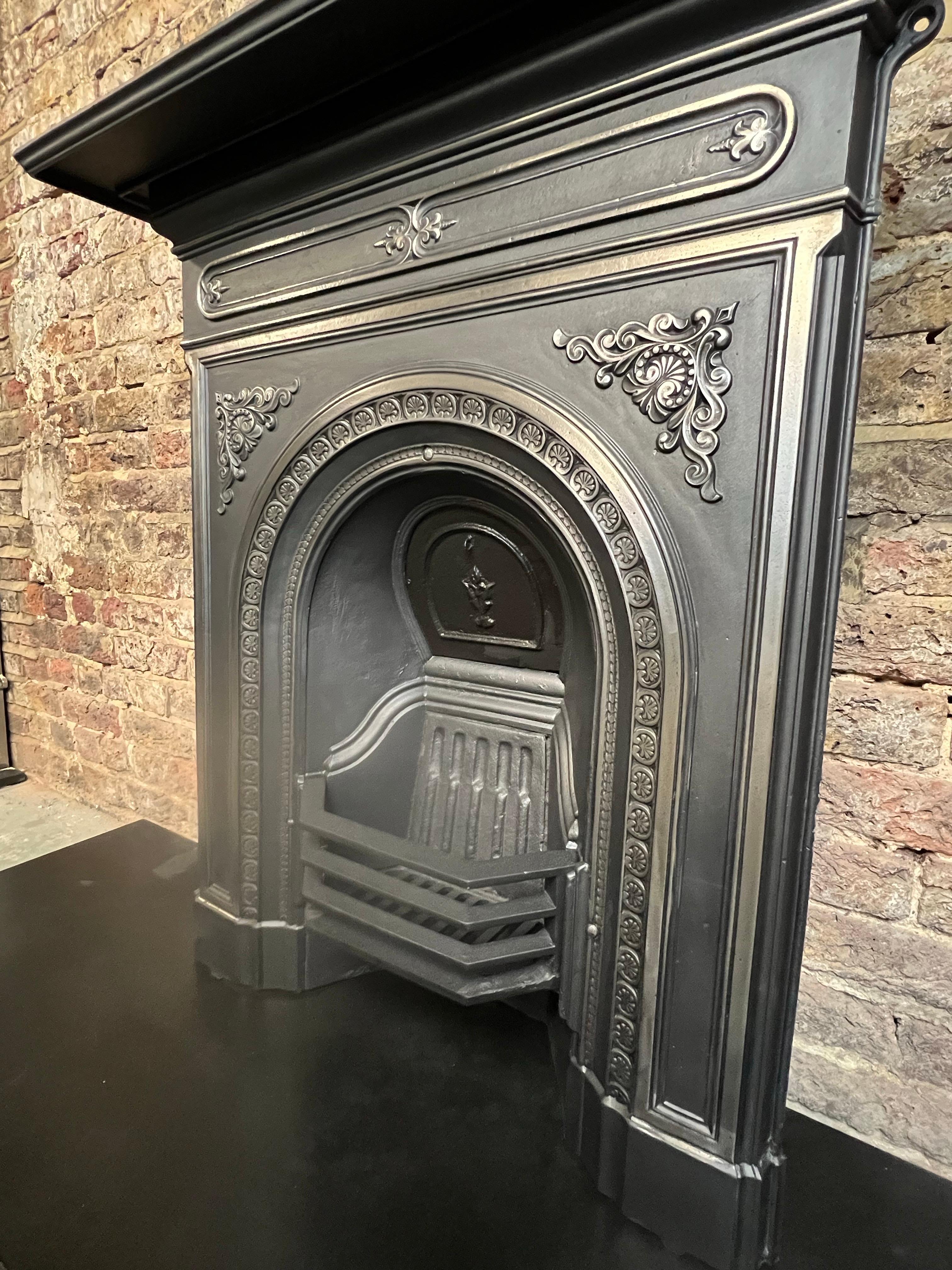 19th Century Small Cast Iron Fireplace Mantlepiece In Good Condition For Sale In London, GB