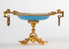 Piccolo piatto del XIX secolo dipinto a mano in smalto e bronzo ormolato