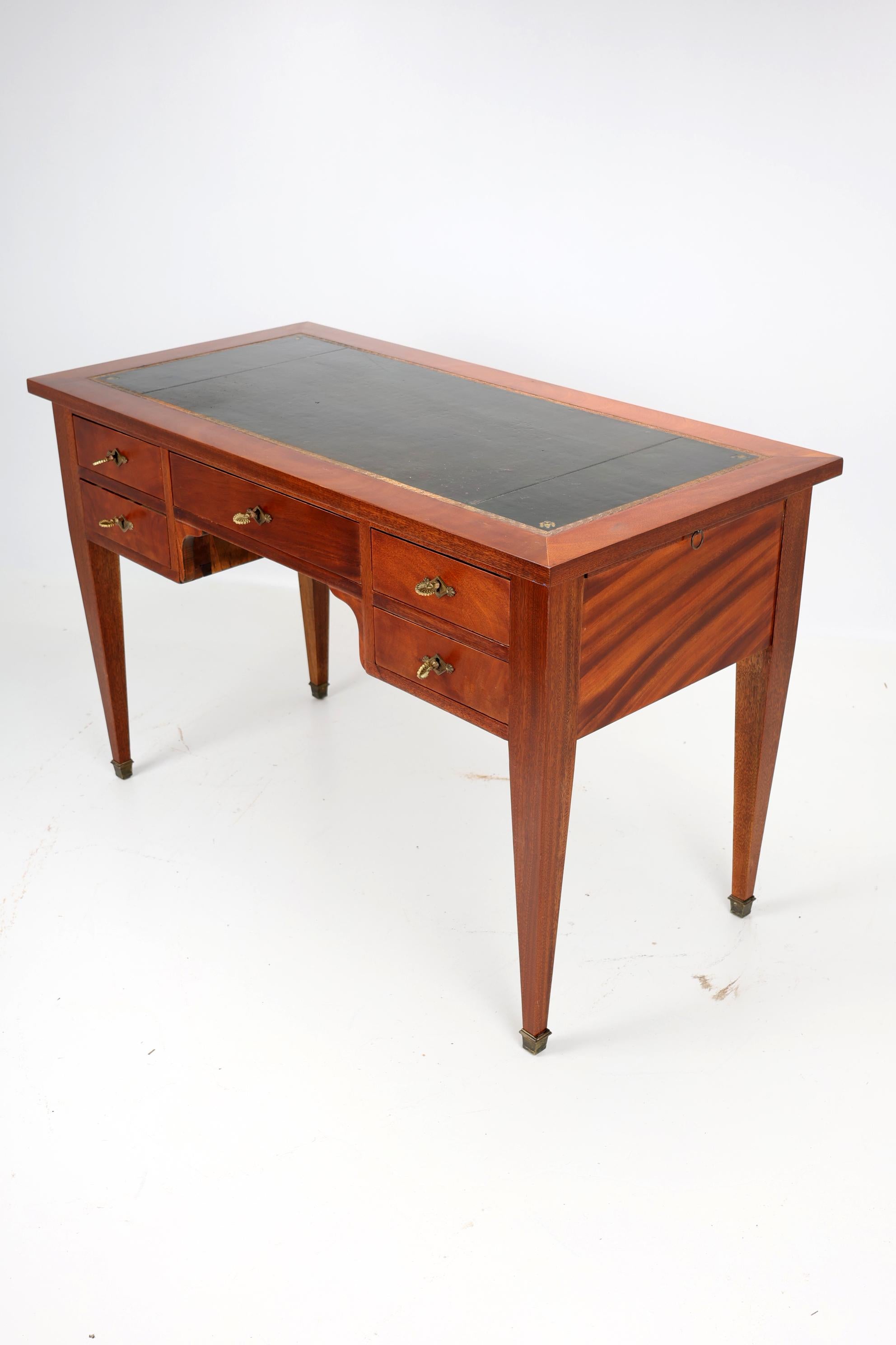 Pequeño escritorio imperio, Francia, 1840

Un sencillo pero elegante escritorio de estilo Imperio, fabricado en 1840. Fabricado en roble macizo y chapado en hermosa caoba piramidal, refleja el carácter clásico de la época. Aunque de tamaño compacto,