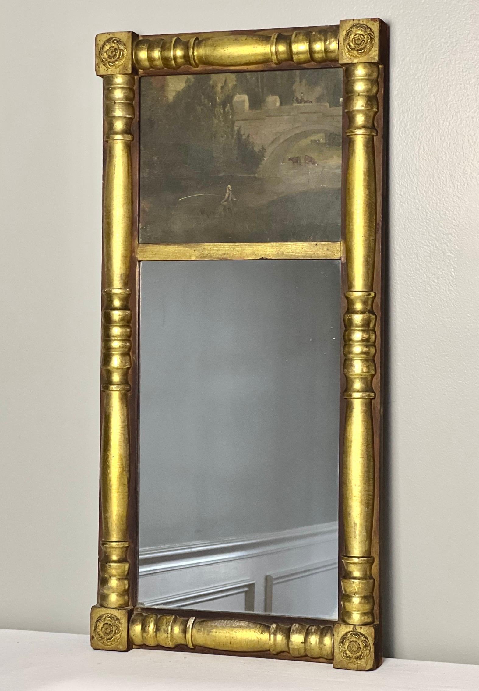 Einzigartiger Empire-Wandspiegel aus vergoldetem Holz des 19. Jahrhunderts mit einer original gemalten Landschaft auf der Oberseite, um 1850. Die ruhige Szene in der Art des ungarischen Landschaftsmalers Karoly Marko (1791-1860) ist unter Glas