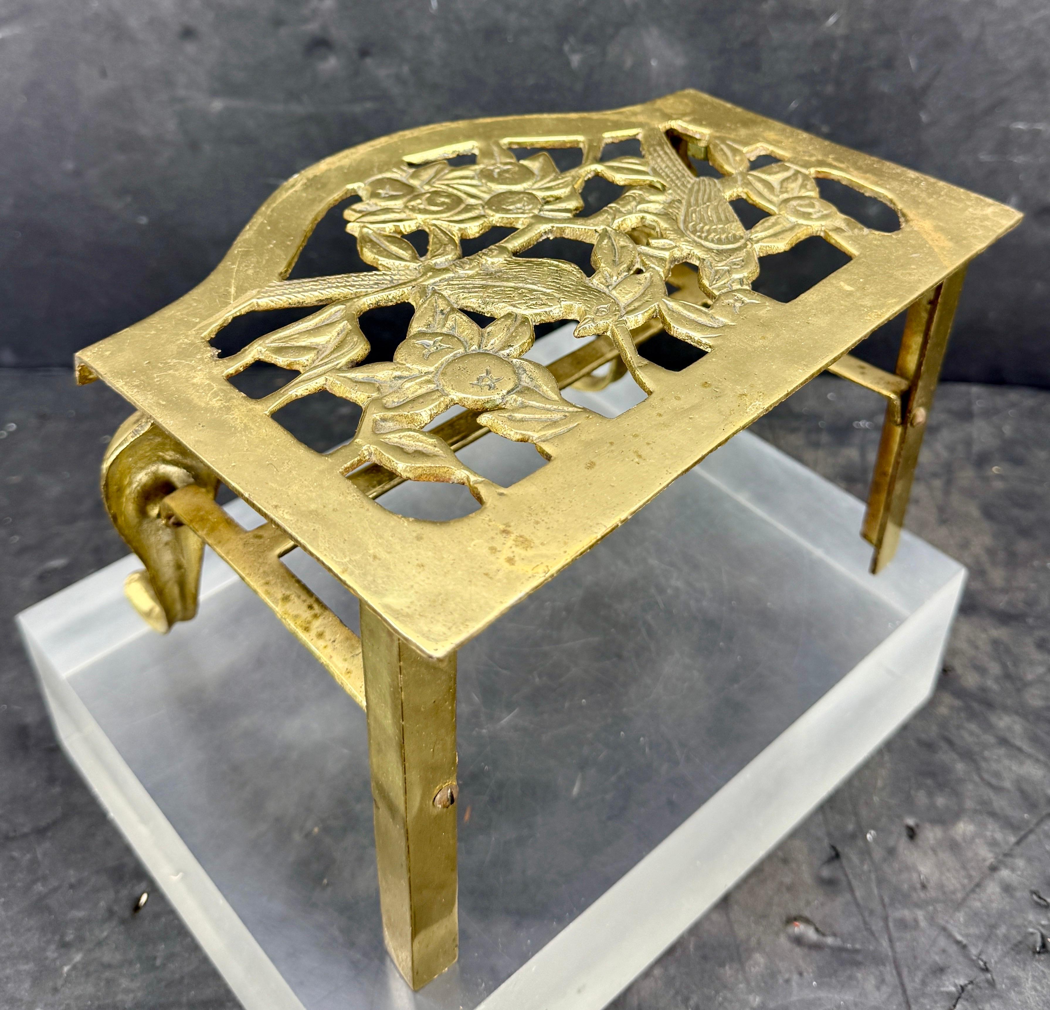 Piccolo sottopentola inglese del 19° secolo in ottone con sculture di uccelli in vendita 2