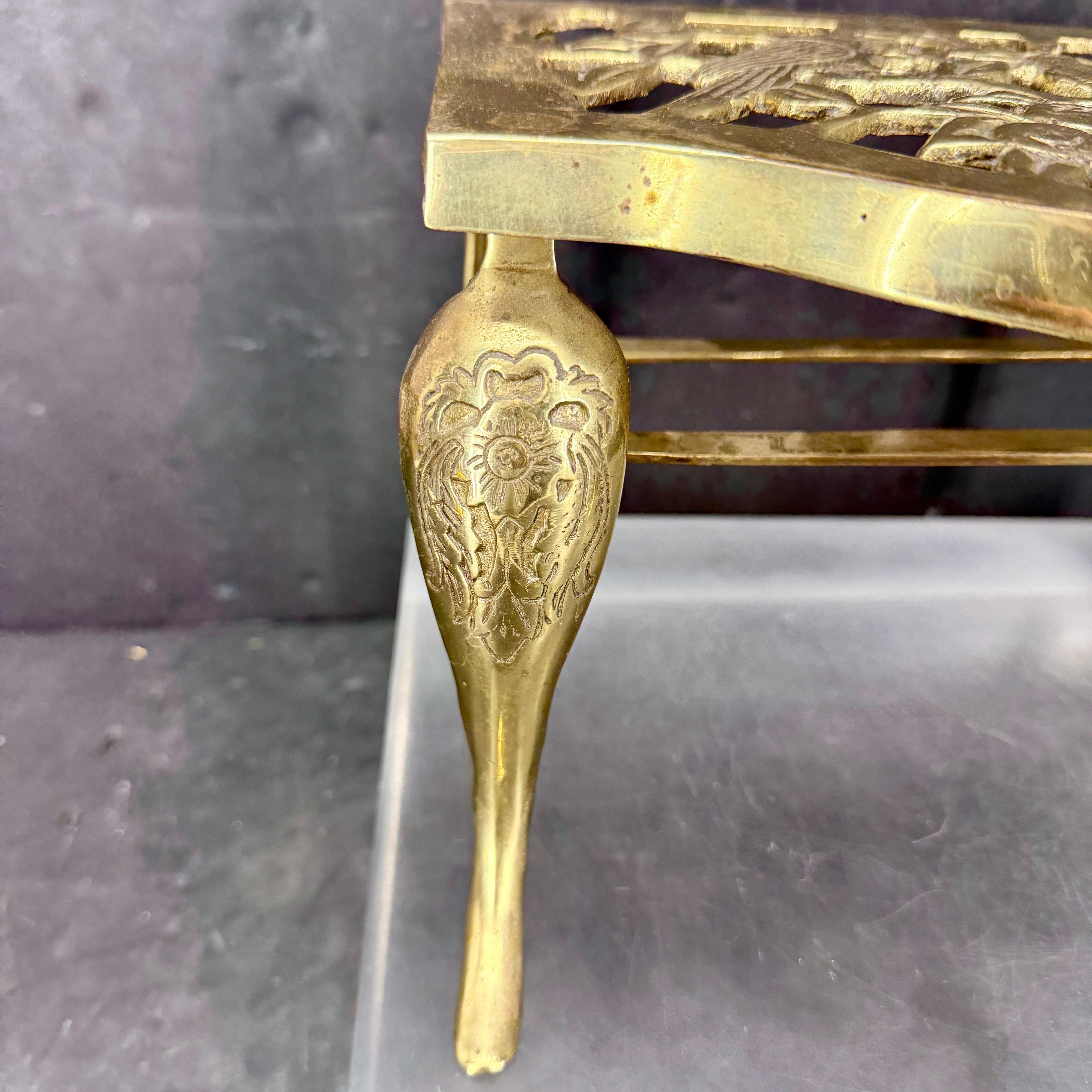 Piccolo sottopentola inglese del 19° secolo in ottone con sculture di uccelli in vendita 3