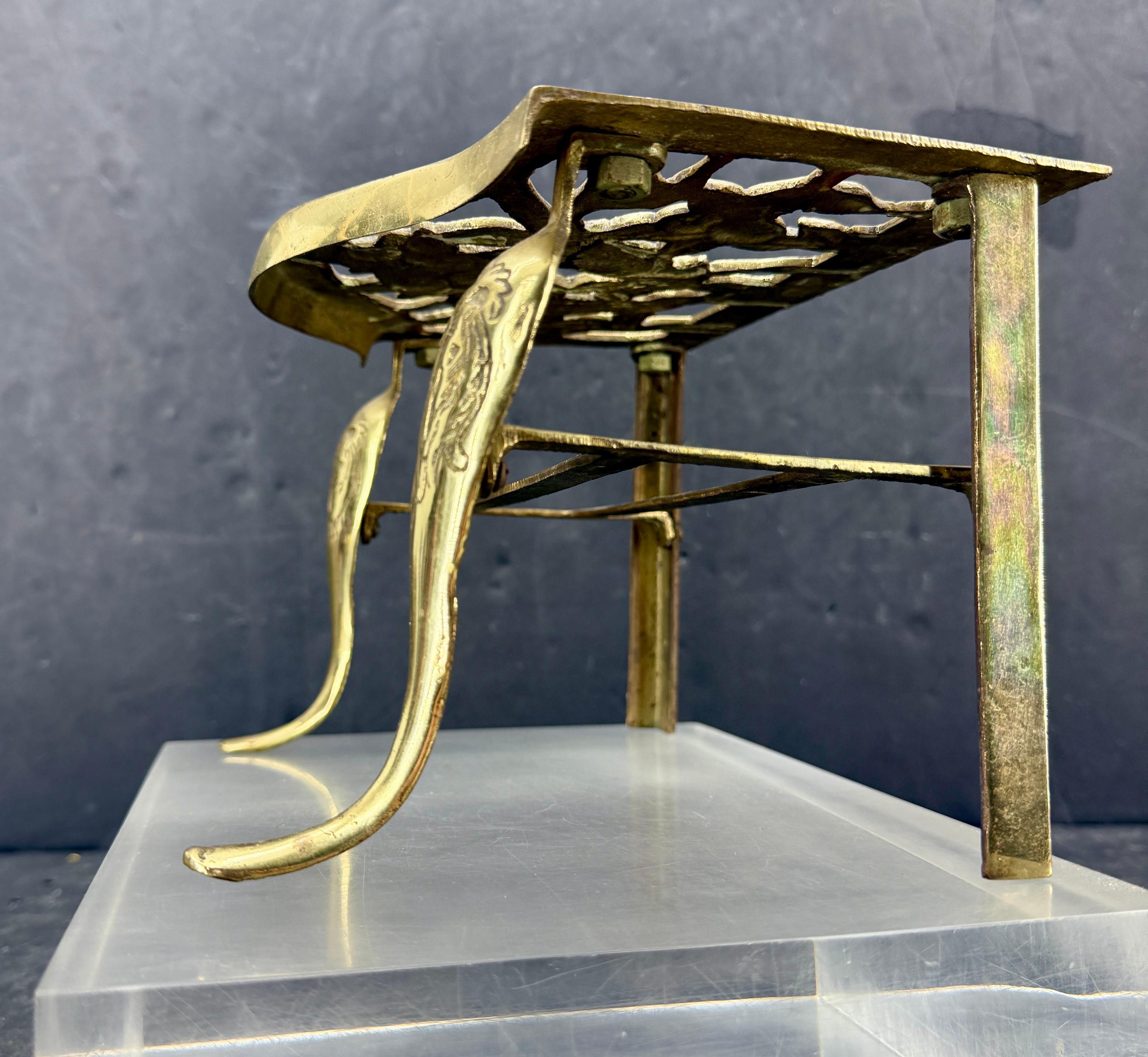 Piccolo sottopentola inglese del 19° secolo in ottone con sculture di uccelli in vendita 4