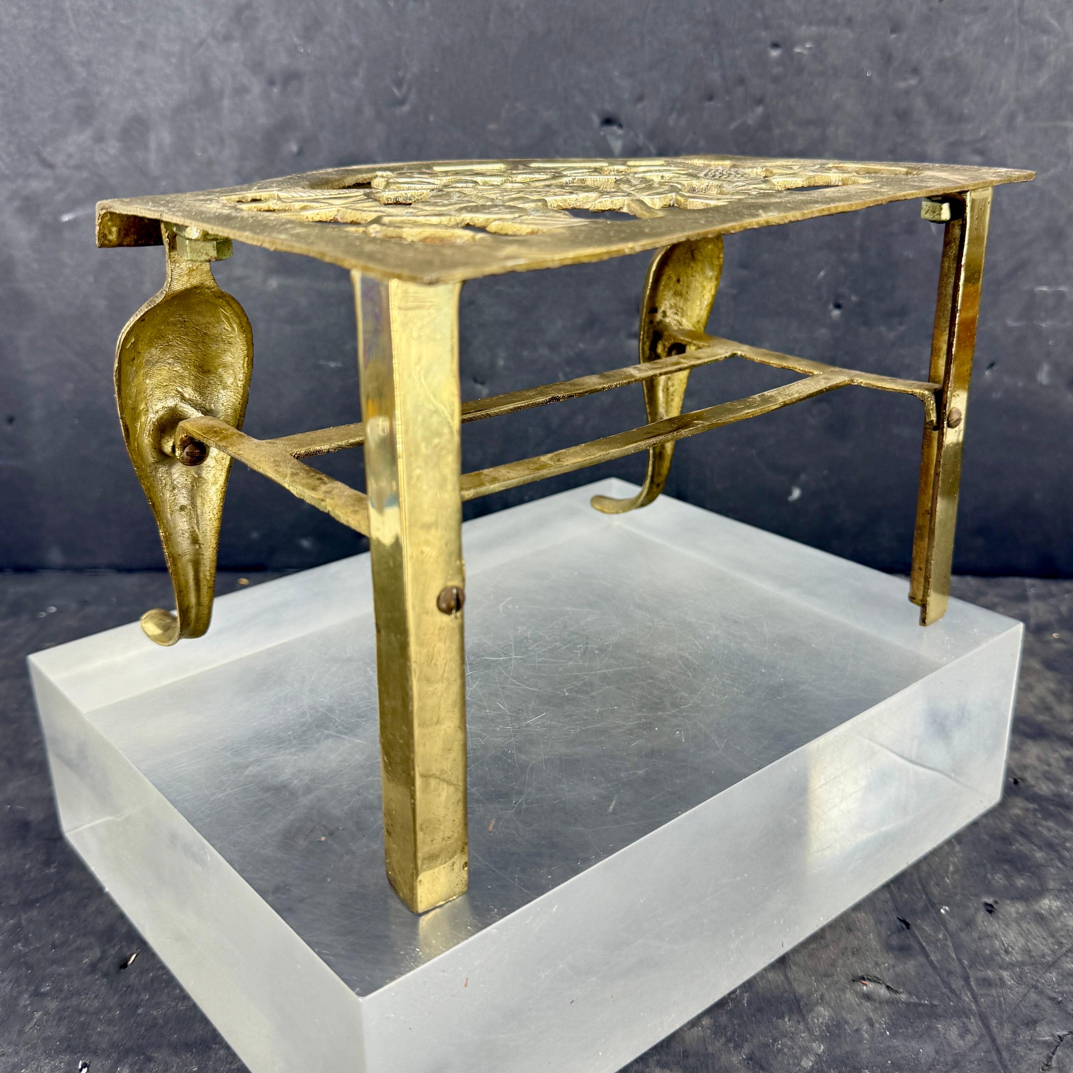 Piccolo sottopentola inglese del 19° secolo in ottone con sculture di uccelli in vendita 5