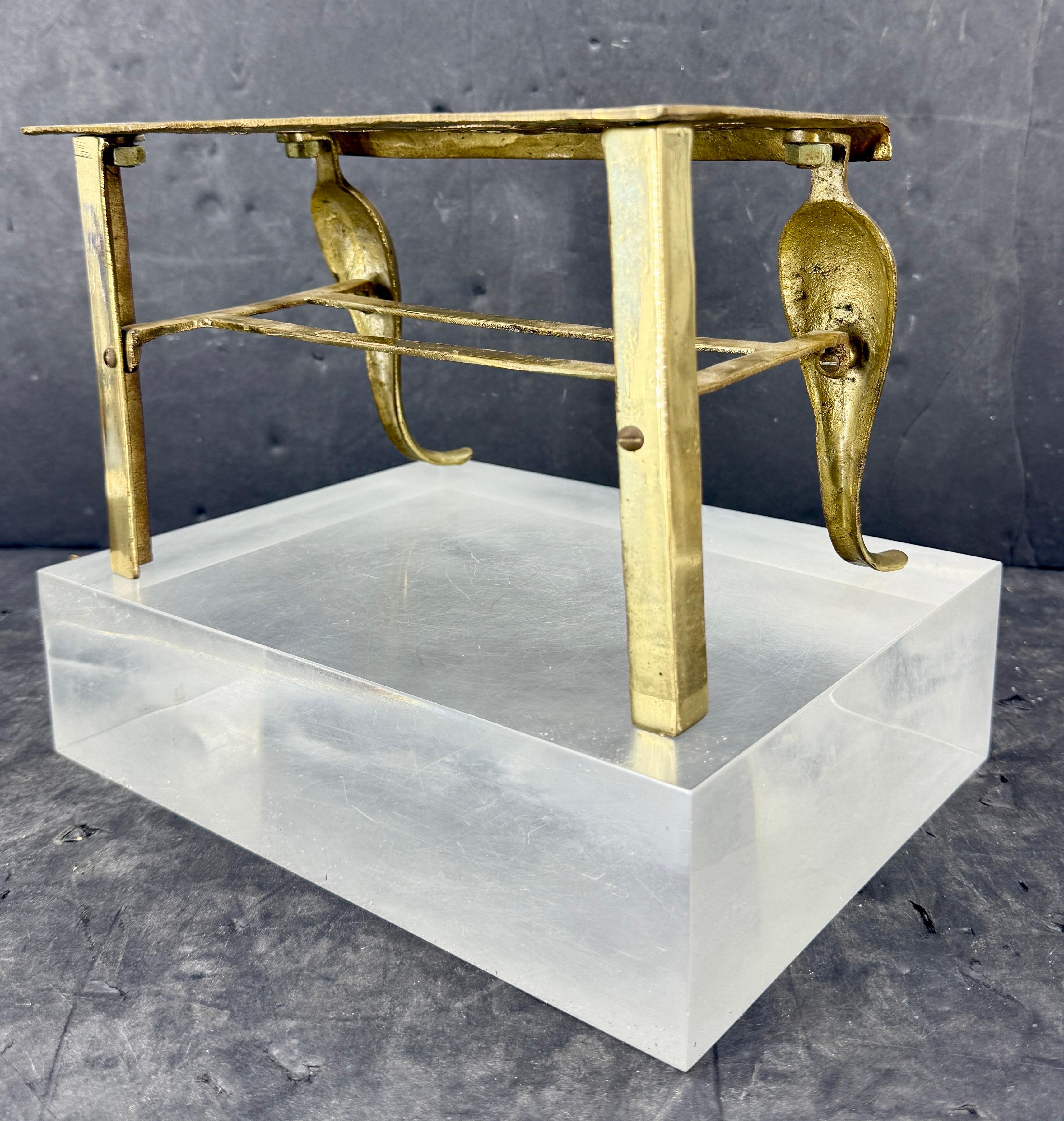 Piccolo sottopentola inglese del 19° secolo in ottone con sculture di uccelli in vendita 6