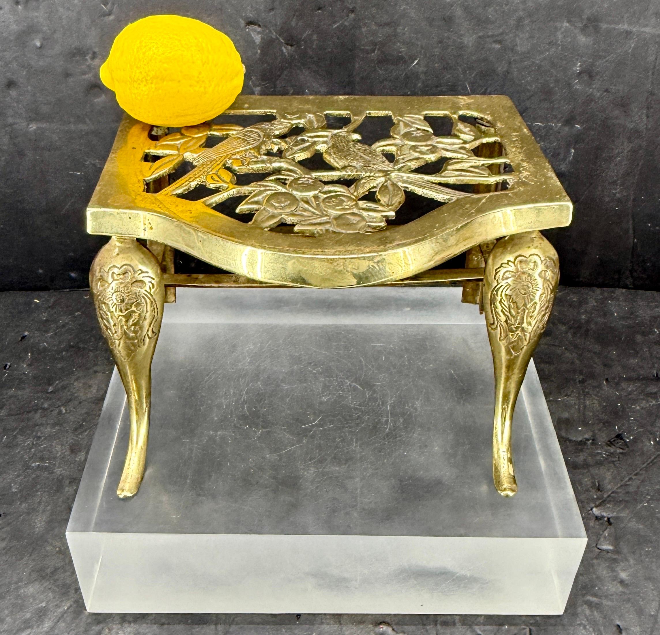 Antico sottopentola inglese in ottone della fine del XIX secolo. Eleganza che richiama i tempi passati e che sarebbe un ottimo accento decorativo in cucina o accanto a un caminetto per tenere in caldo piatti e stoviglie prima di servirli. Può essere