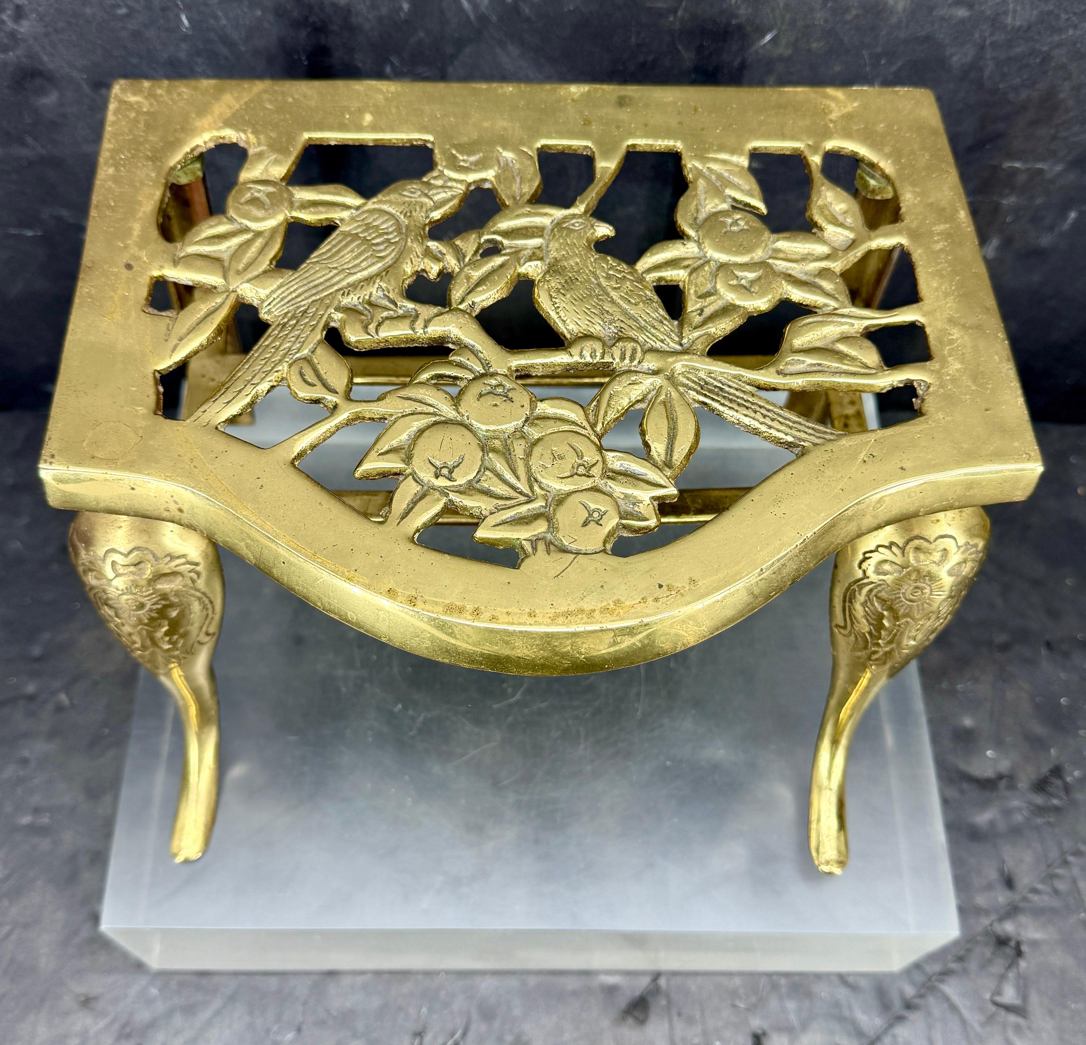 Stile impero Piccolo sottopentola inglese del 19° secolo in ottone con sculture di uccelli in vendita