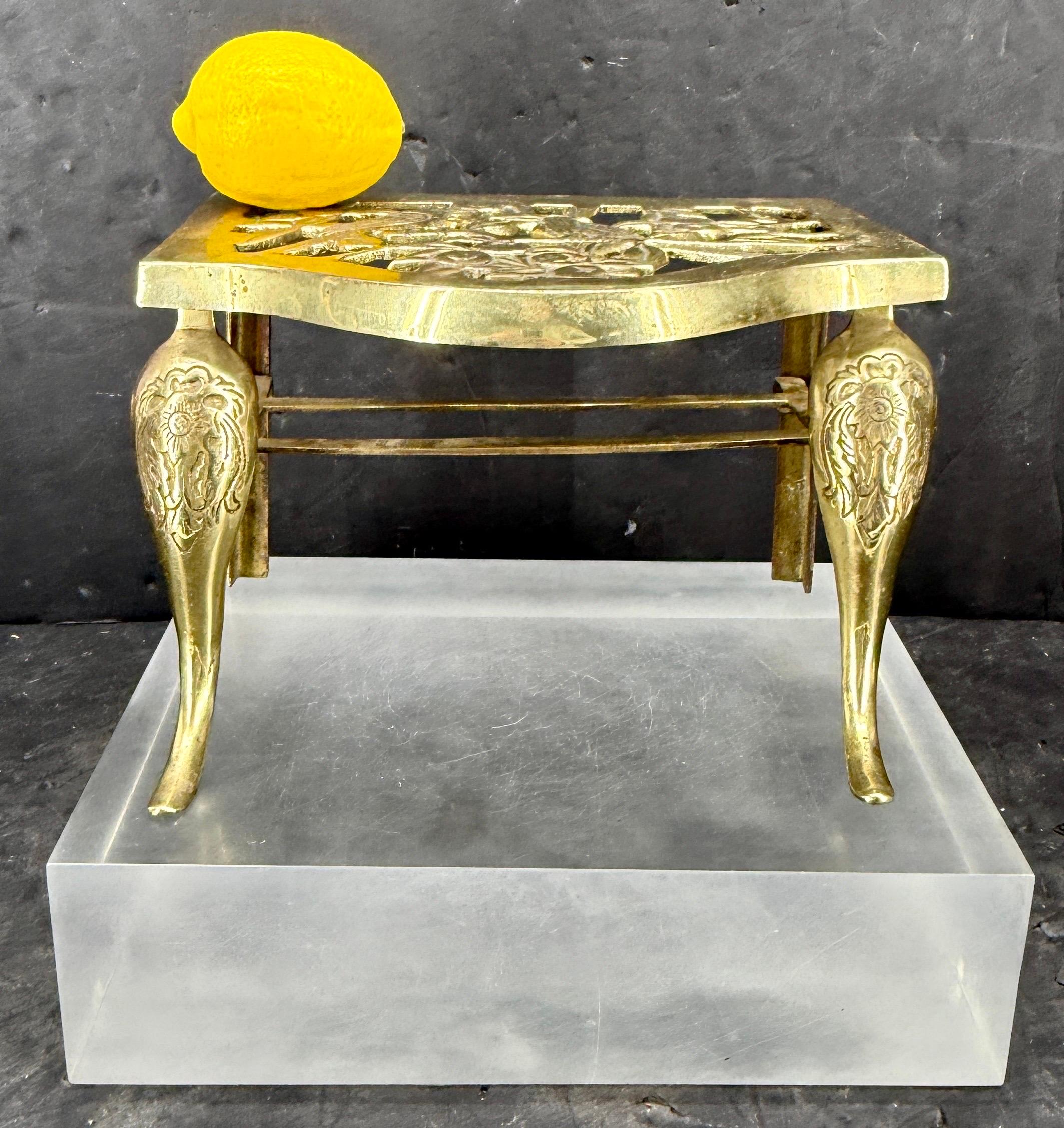 Inglese Piccolo sottopentola inglese del 19° secolo in ottone con sculture di uccelli in vendita