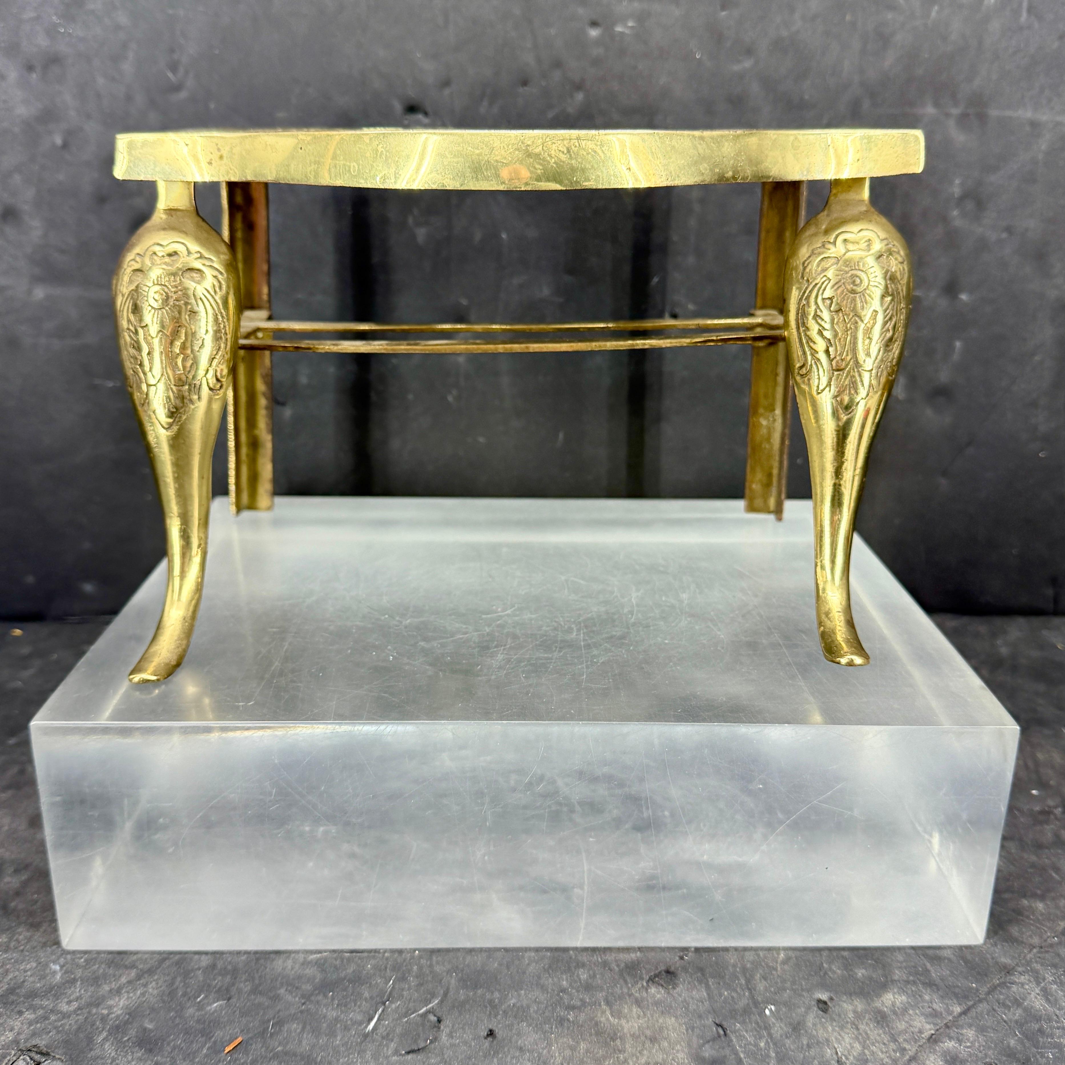 Fatto a mano Piccolo sottopentola inglese del 19° secolo in ottone con sculture di uccelli in vendita