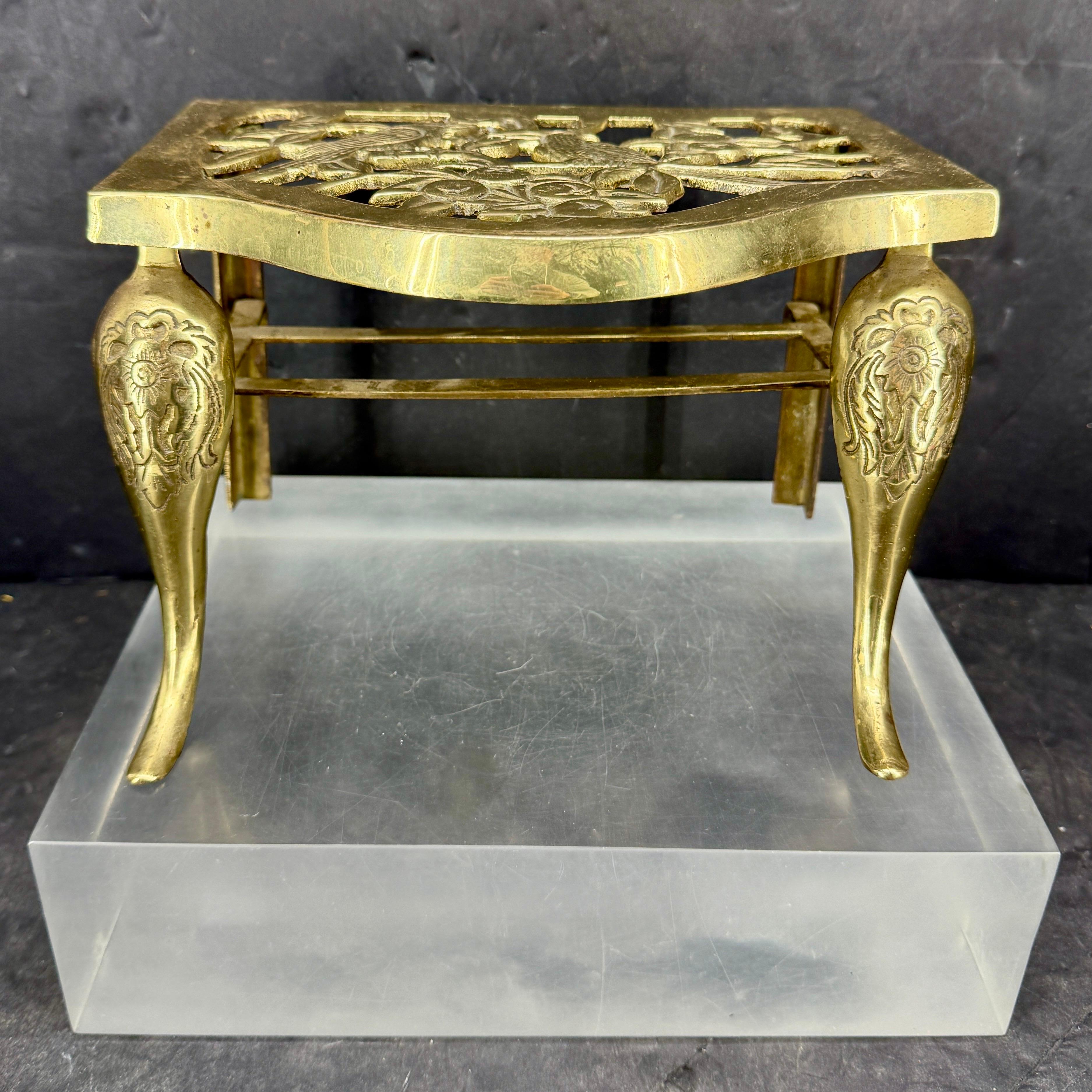 Piccolo sottopentola inglese del 19° secolo in ottone con sculture di uccelli In condizioni buone in vendita a Haddonfield, NJ