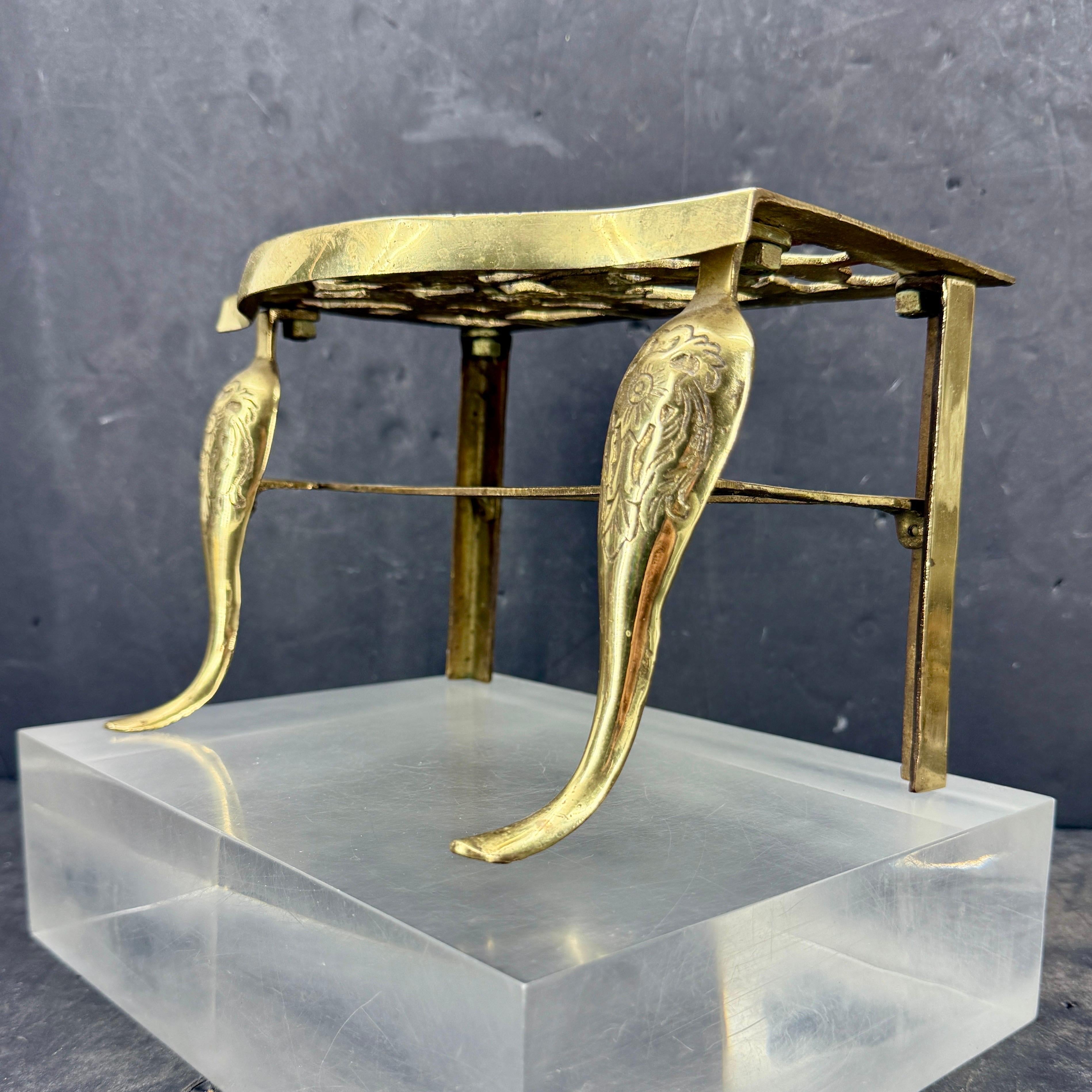 XIX secolo Piccolo sottopentola inglese del 19° secolo in ottone con sculture di uccelli in vendita