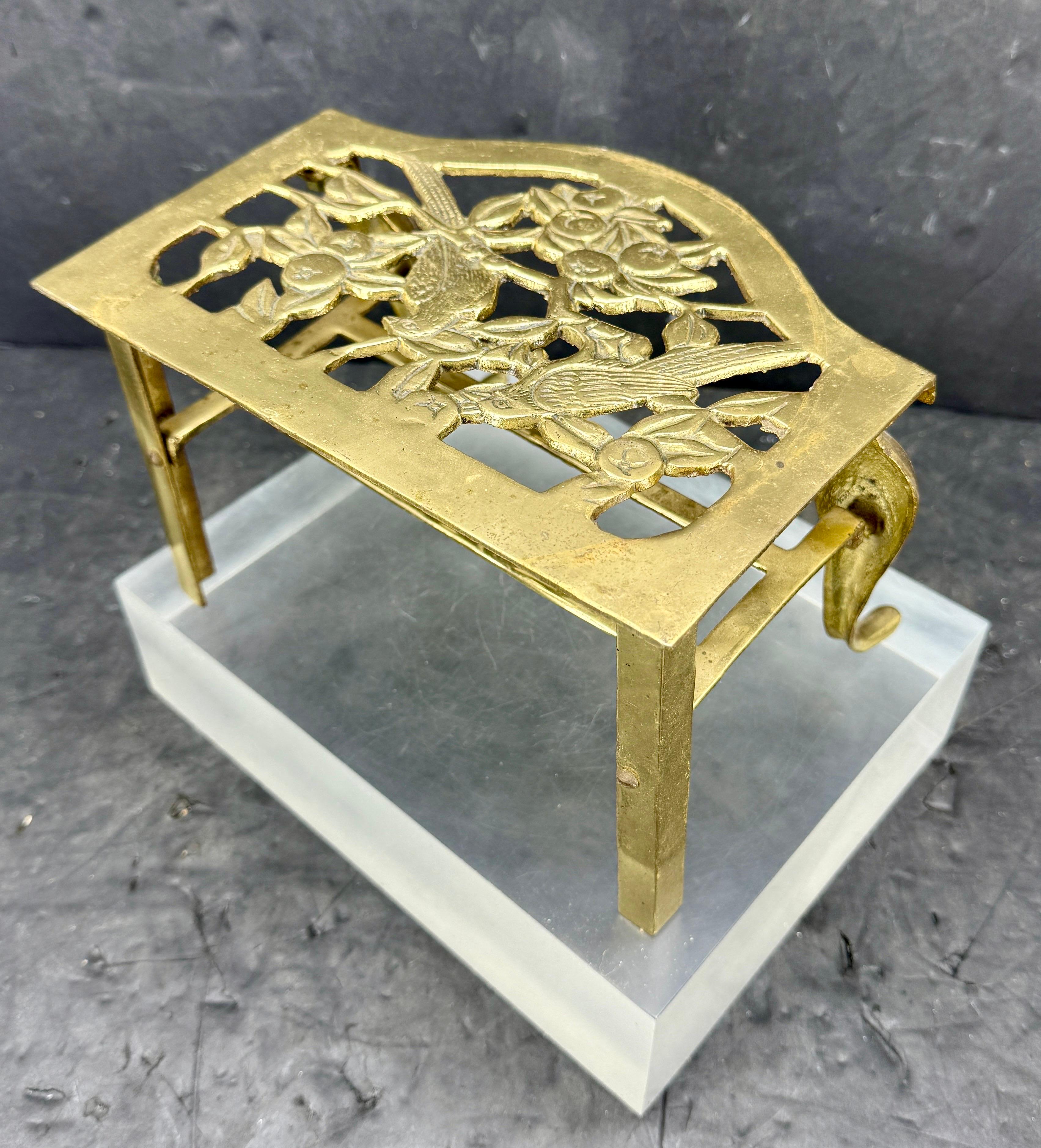 Ottone Piccolo sottopentola inglese del 19° secolo in ottone con sculture di uccelli in vendita