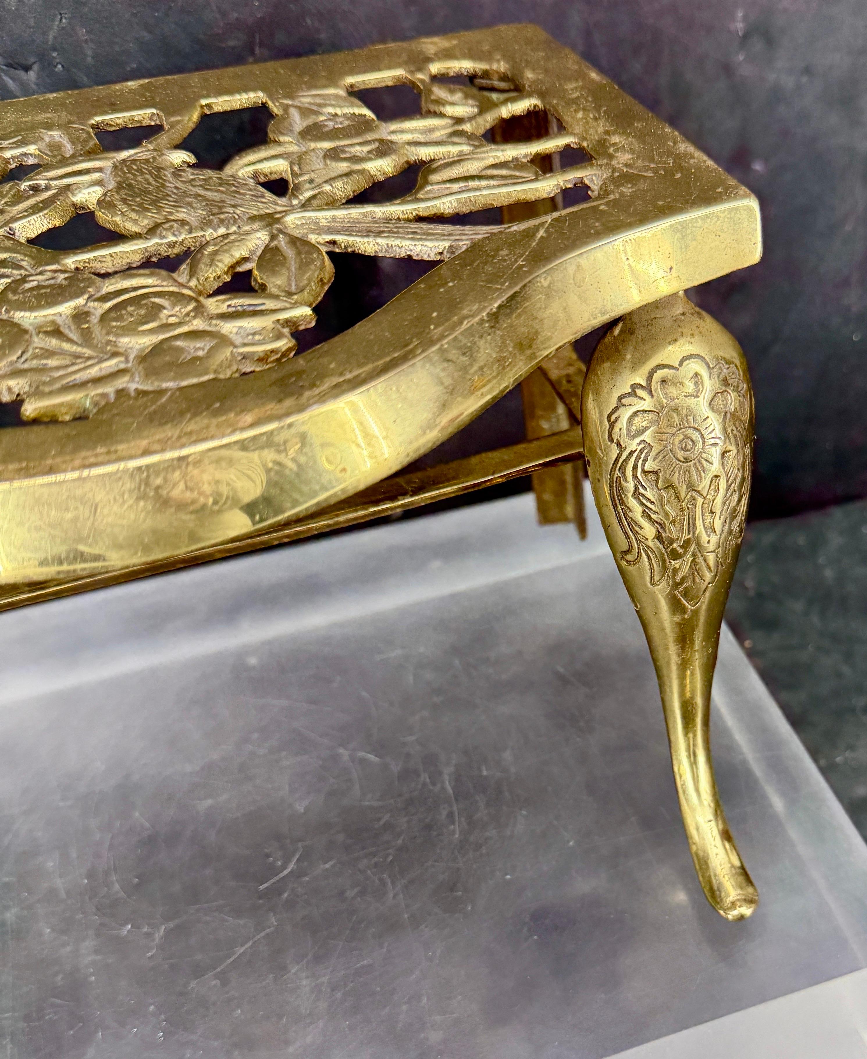 Piccolo sottopentola inglese del 19° secolo in ottone con sculture di uccelli in vendita 1