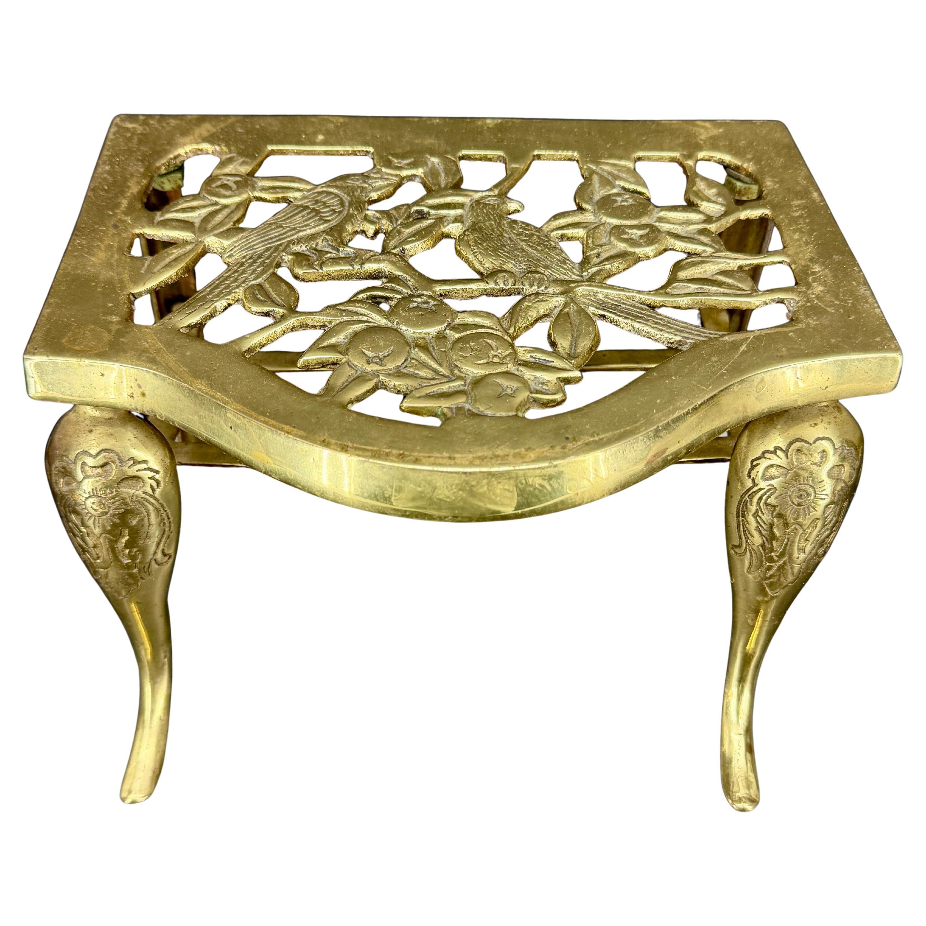 Piccolo sottopentola inglese del 19° secolo in ottone con sculture di uccelli in vendita