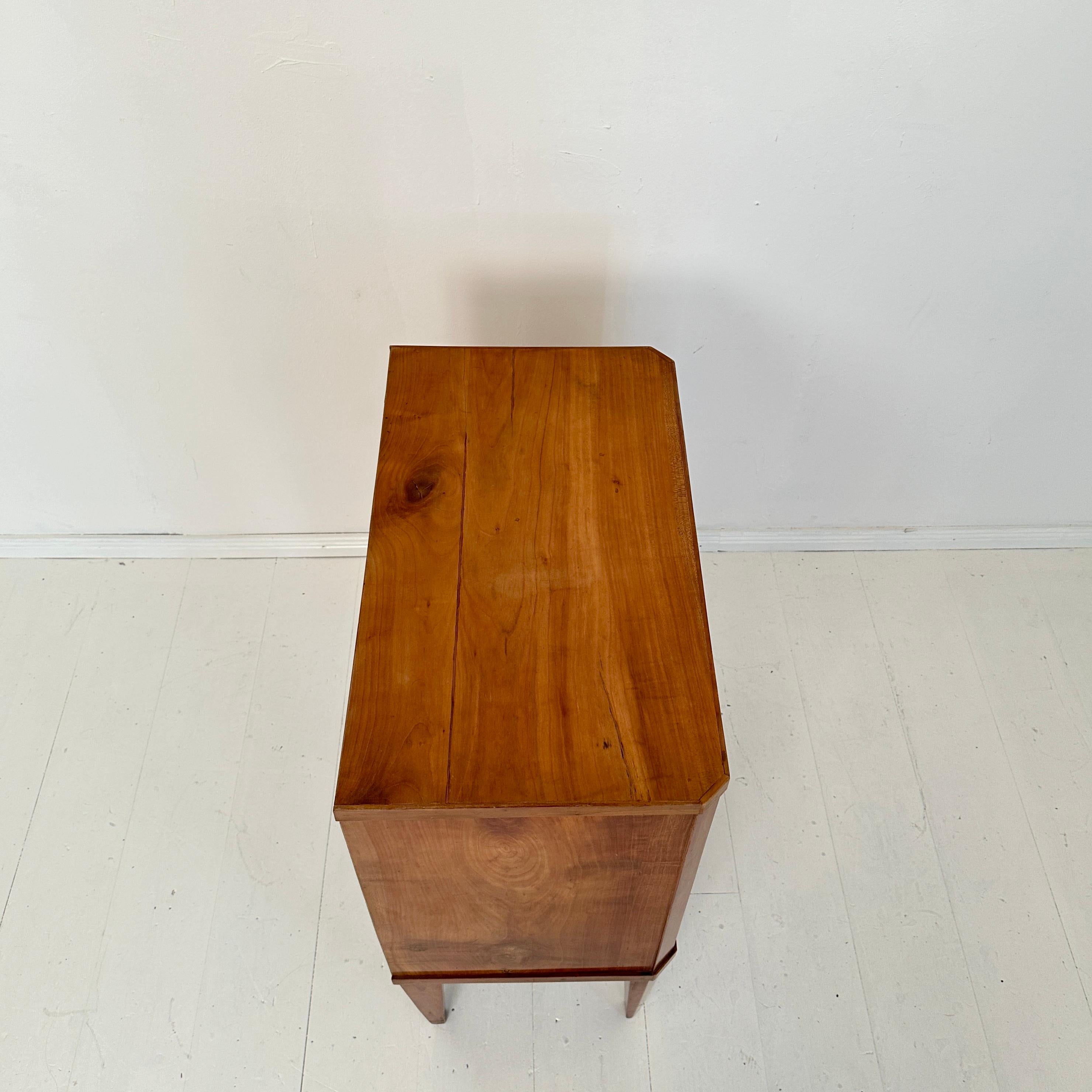19. Jahrhundert Kleine deutsche Biedermeier Kommode Licht Rot Braun Kirschbaum, 1820 4